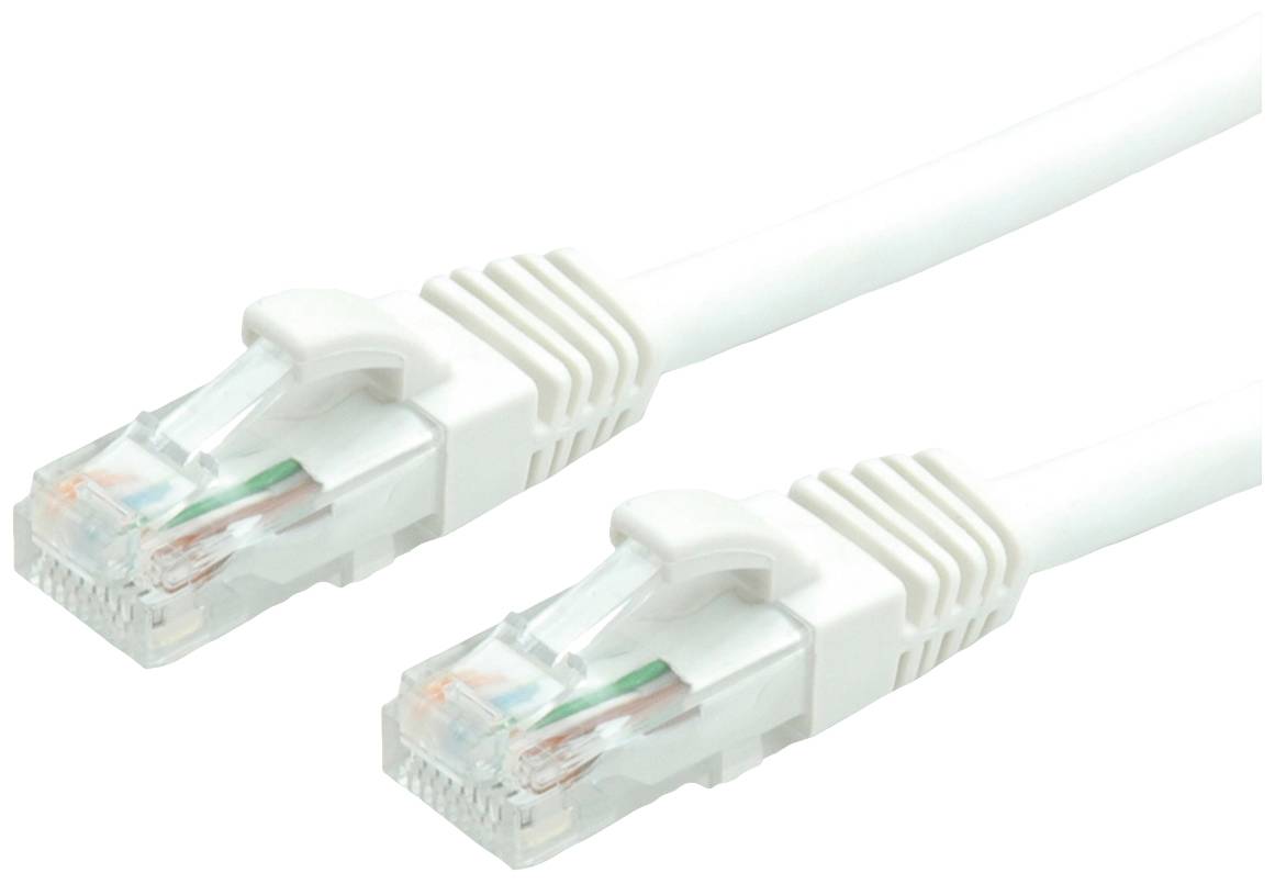 Ein weißes Ethernet-Kabel mit zwei transparenten Steckerenden, das für die Verbindung von Netzgeräten in einem Netzwerk verwendet wird.