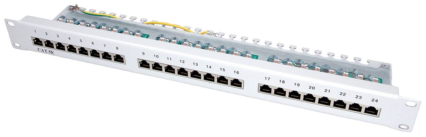 Patchpanel mit 24 RJ45-Anschlüssen zur Netzwerkverkabelung. Kabel sind oben angeschlossen, nummeriert von 1 bis 24.