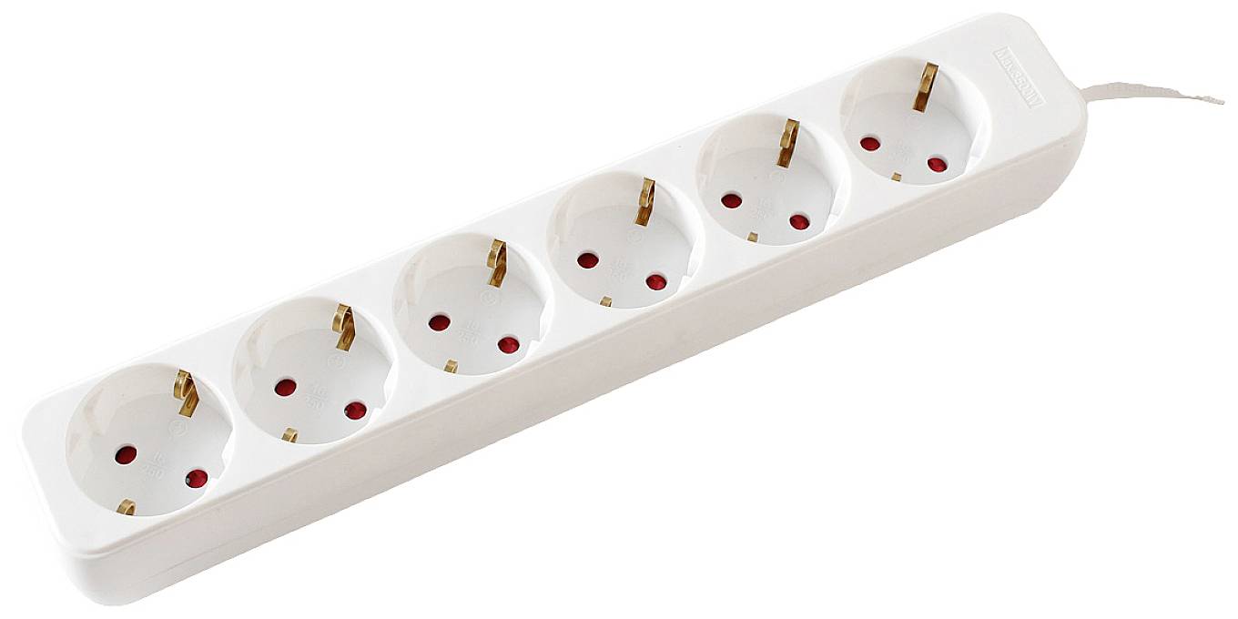 Ein weißer Sechsfachstecker mit sechs Steckdosen, geeignet für den Anschluss von mehreren elektronischen Geräten.