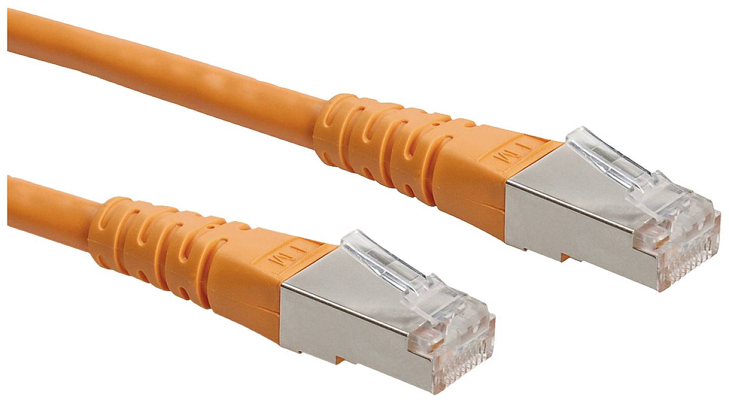 Zwei orange Ethernet-Kabel mit metallischen Steckern liegen nebeneinander und sind bereit für den Anschluss an ein Netzwerkgerät.