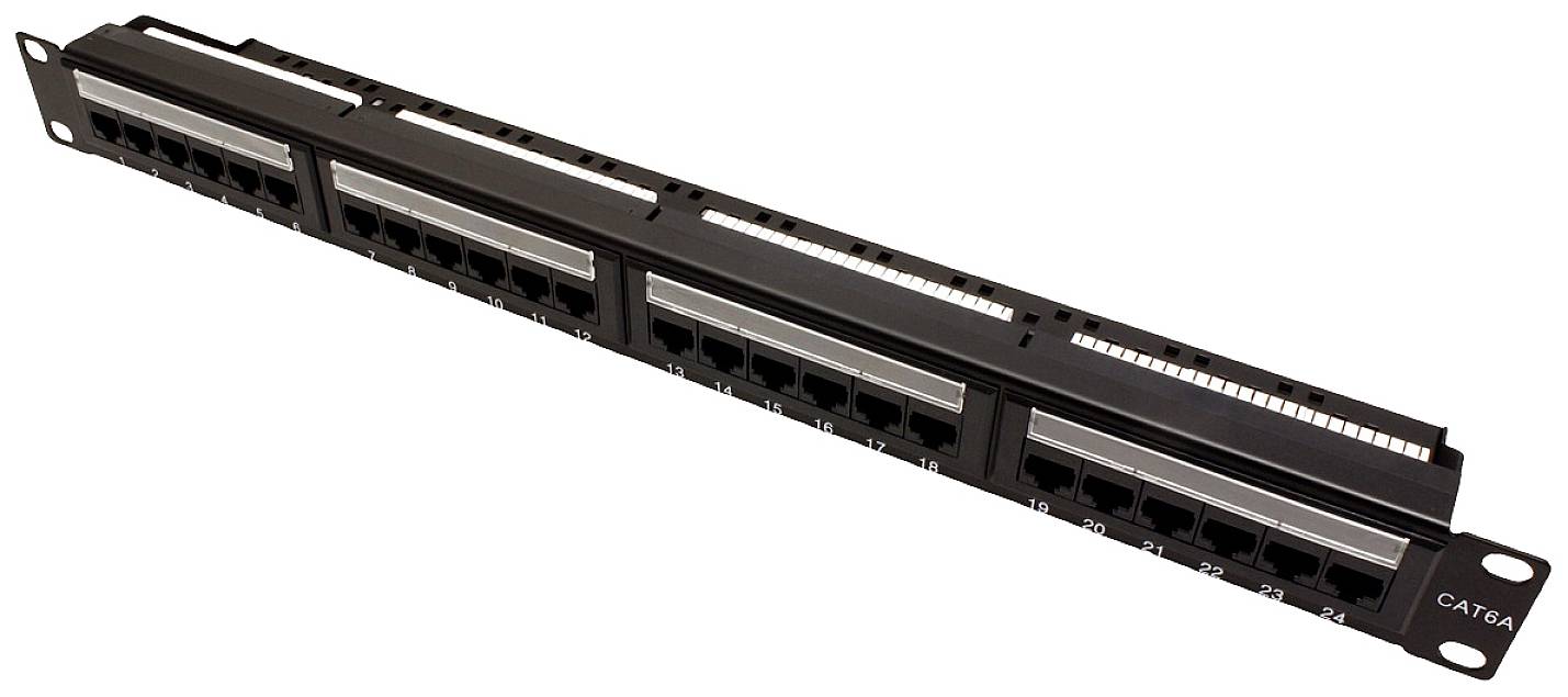 Ein schwarzes 24-Port-Patchpanel für CAT6A-Netzwerkverkabelung. Jede Schnittstelle ist durchnummeriert, um die Organisation zu erleichtern.