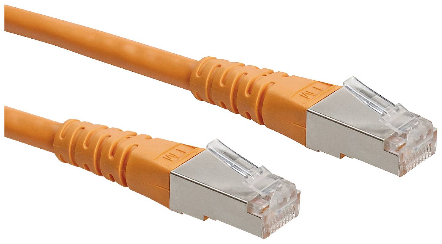 Zwei orangefarbene Ethernet-Kabel mit RJ-45-Steckern.
