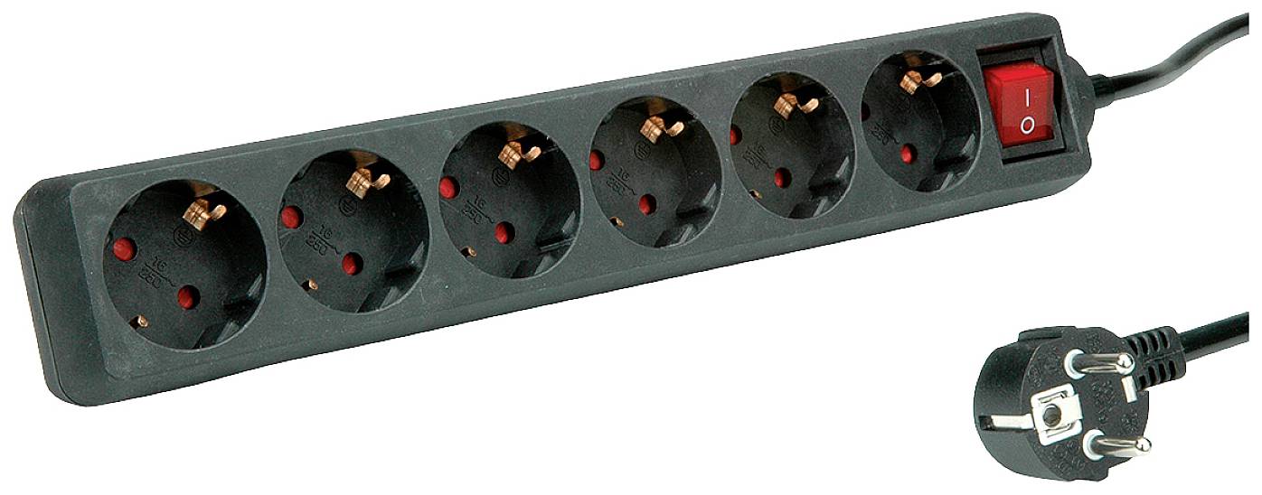 Sechsfache Steckdosenleiste mit schwarzem Gehäuse und rotem Schalter. Rechts unten ist ein Kabel mit einem Stecker zu sehen.