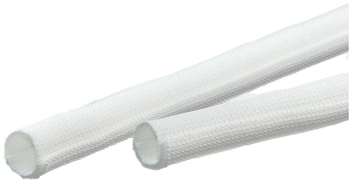 Zwei weiße, flexible Schläuche aus gewebtem Material, nebeneinander liegend. Mögliche Verwendung in Elektroinstallationen.