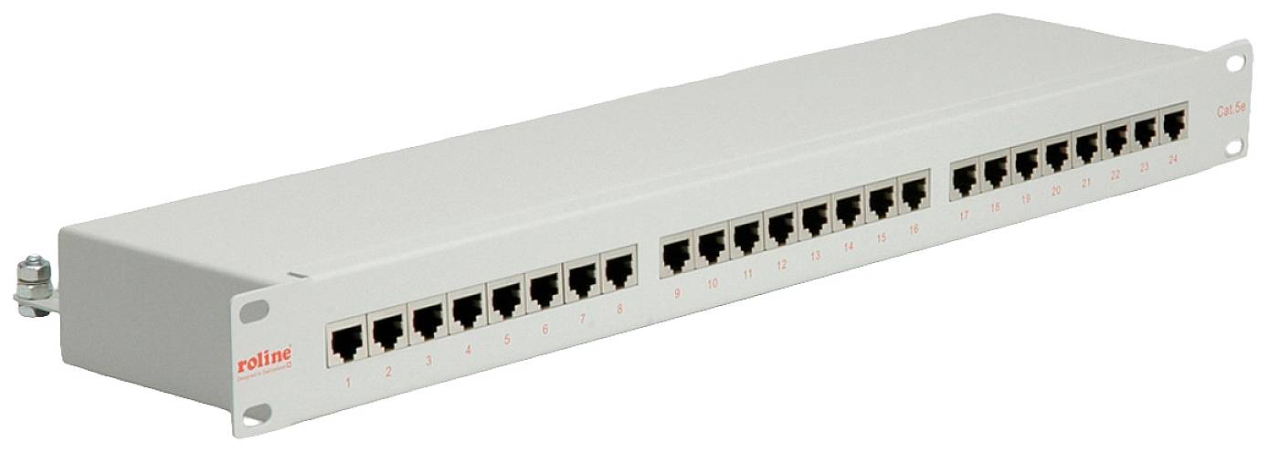 Ein graues Patchpanel mit mehreren Ethernet-Anschlüssen in einer Reihe, geeignet zur Netzwerkverkabelung in Serverschränken.