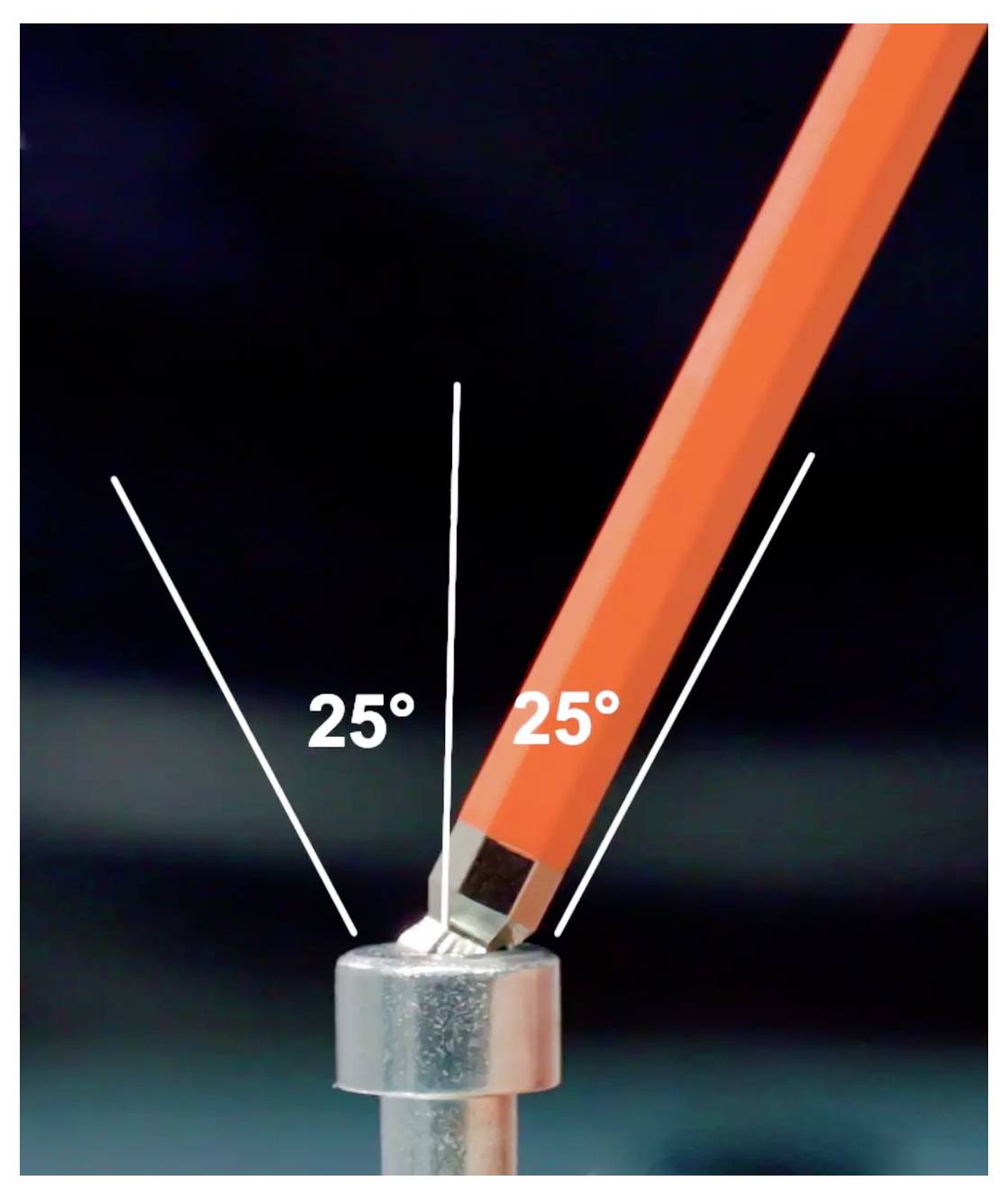 Ein orangefarbener Bleistift, der auf beiden Seiten eines zentralen Teils in einem Winkel von 25 Grad geneigt ist, zeigt symmetrische Neigung auf unscharfem Hintergrund.