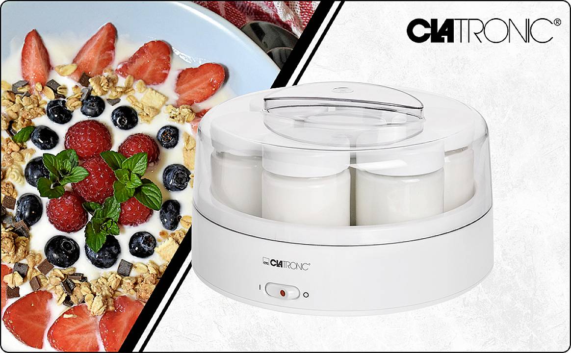 Ein weißer Joghurtbereiter der Marke Clatronic mit vier Gläsern, daneben eine Schale mit Joghurt, frischen Beeren und Müsli.