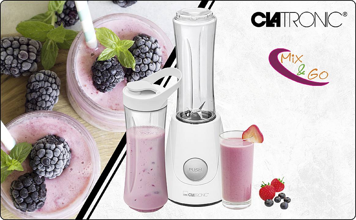 Der Clatronic Mix & Go ist ein kompakter Mixer, abgebildet neben einer Smoothie-Flasche und einem Glas mit Beeren-Smoothie. Zutaten: Beeren.