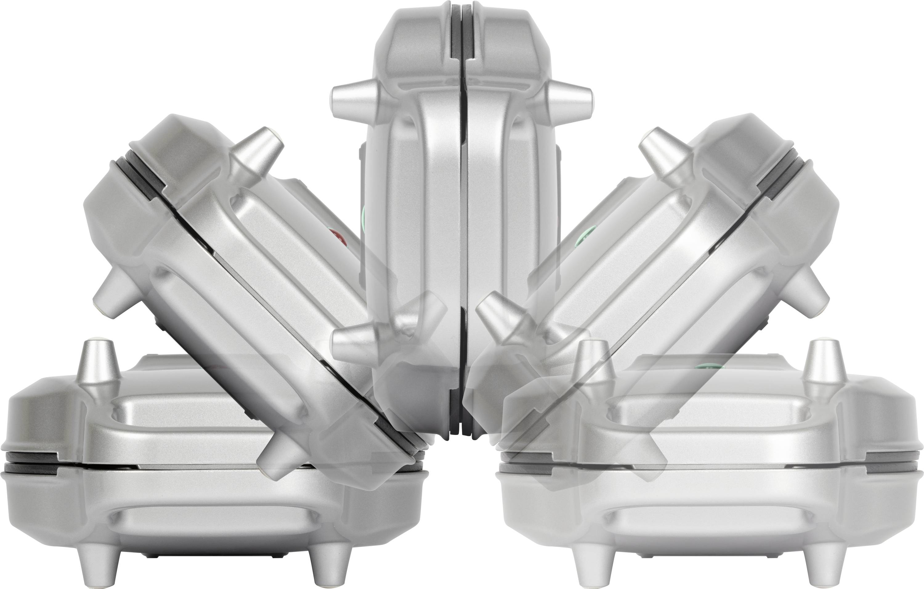 Mehrere silberne Waffeleisen in verschiedenen Positionen zeigen die Flexibilität der Scharniere.