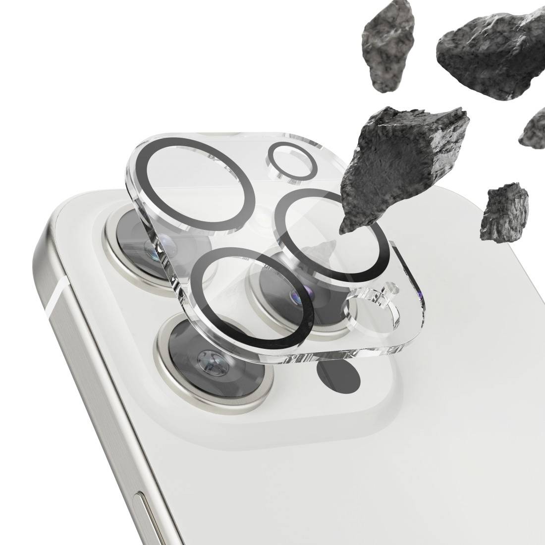 Ein Smartphone liegt auf dem Rücken; eine transparente Schutzfolie schwebt über den Kameralinsen, mit herbeifliegenden Steinen dargestellt.