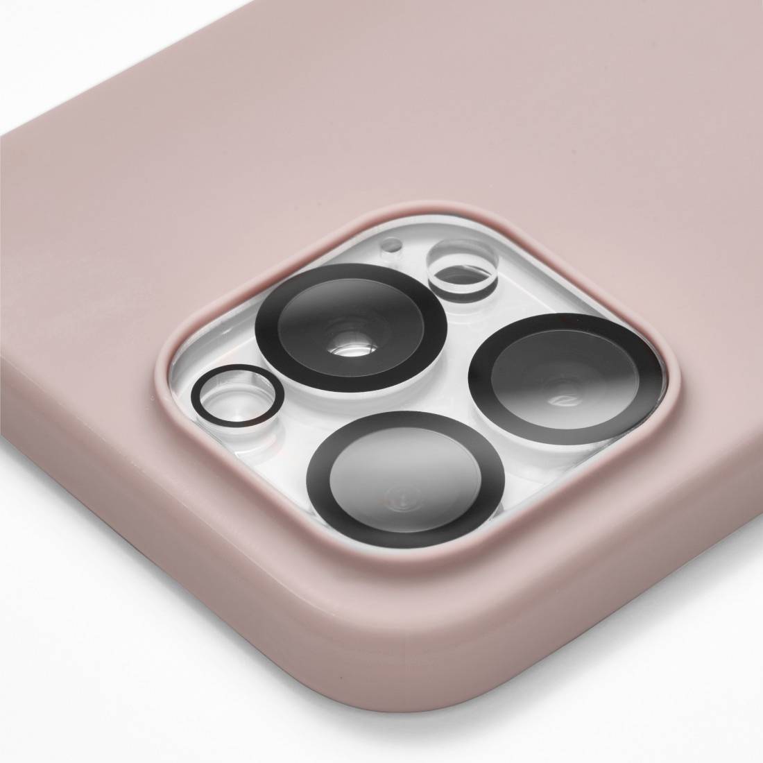 Rosa Handyhülle mit quadratischer Öffnung für Kameralinsen auf der Rückseite eines Smartphones.