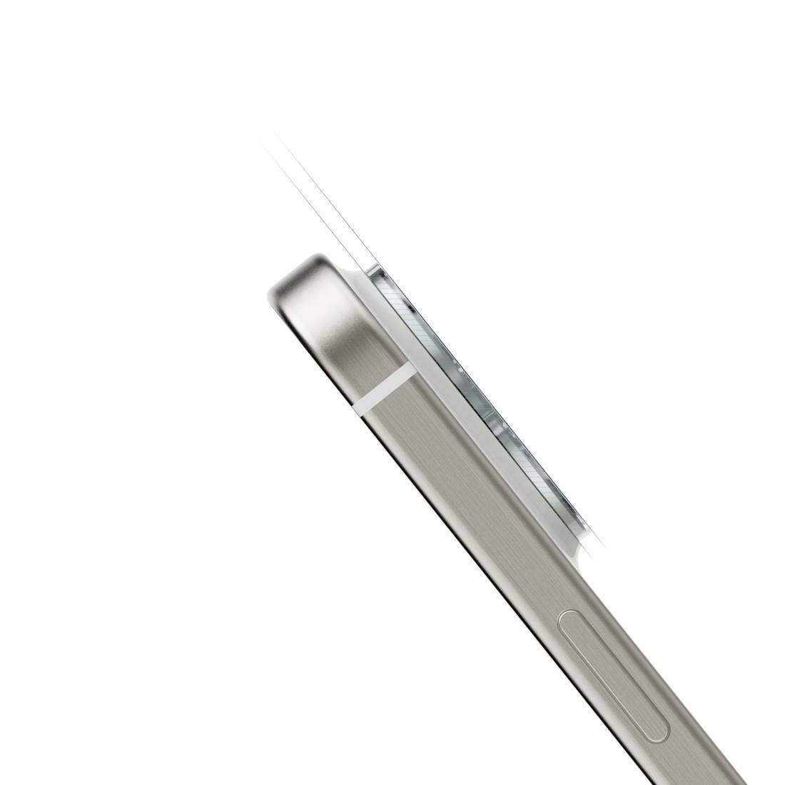 Eine Nahaufnahme der seitlichen Kante eines Smartphones in silberner Farbe, zeigt das abgeschrägte Design und den seitlichen Knopf.