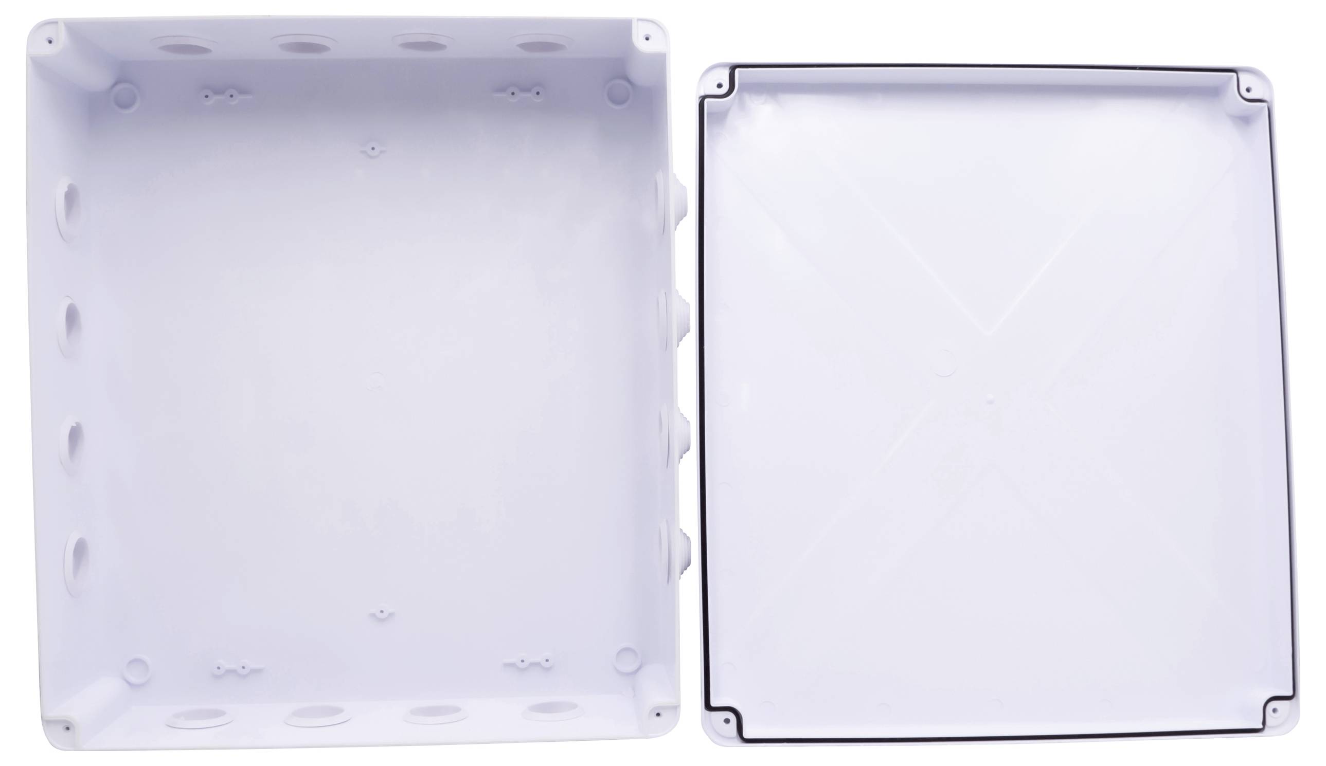 Gehäusekasten und abgenommener Deckel, möglicherweise zur Aufnahme von elektrischen Komponenten, weiß und rechteckig.