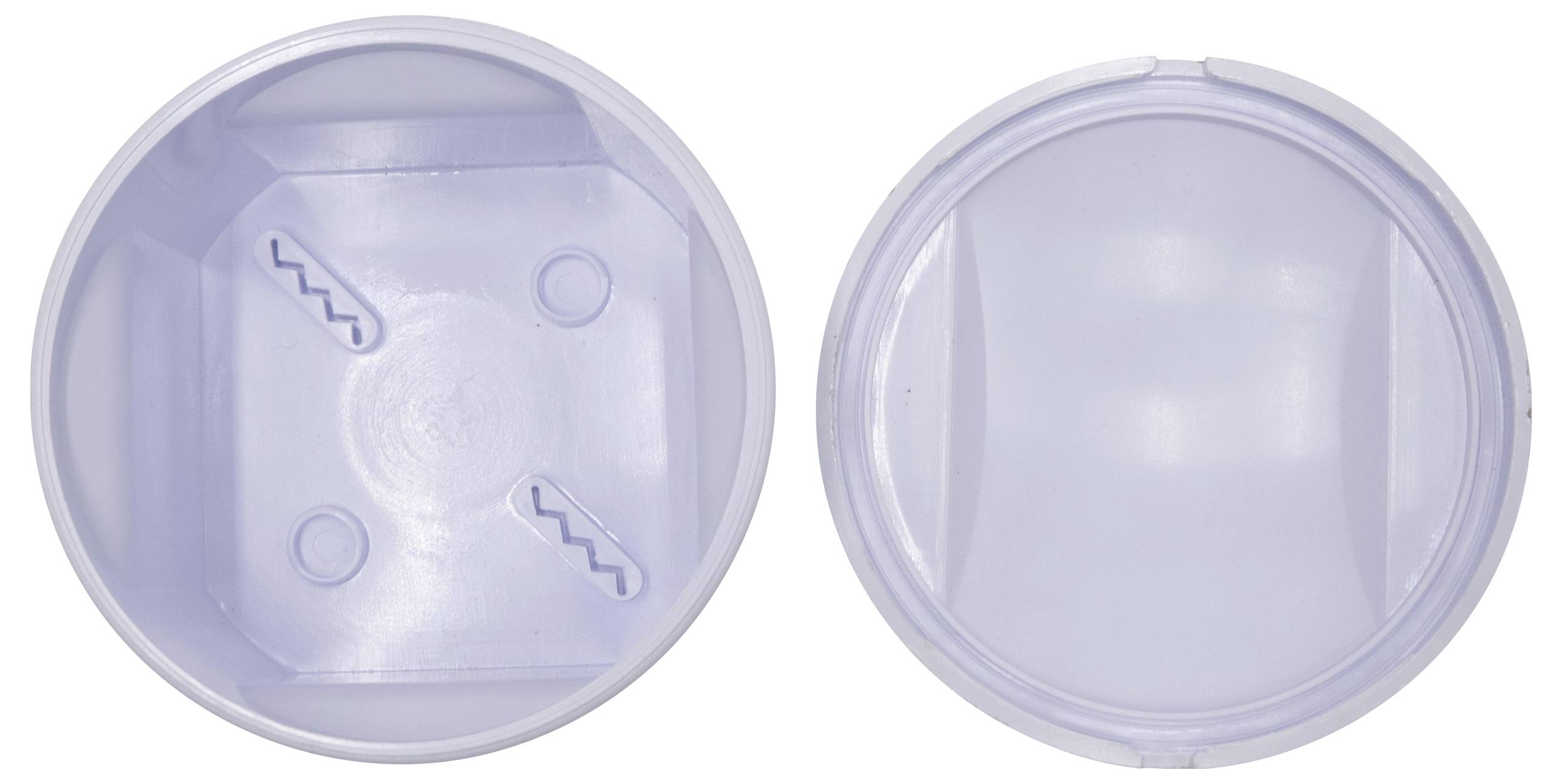 Zwei runde Plastikdeckel, einer zeigt die Innenseite mit Rillenmuster, der andere die Außenseite ohne Muster.