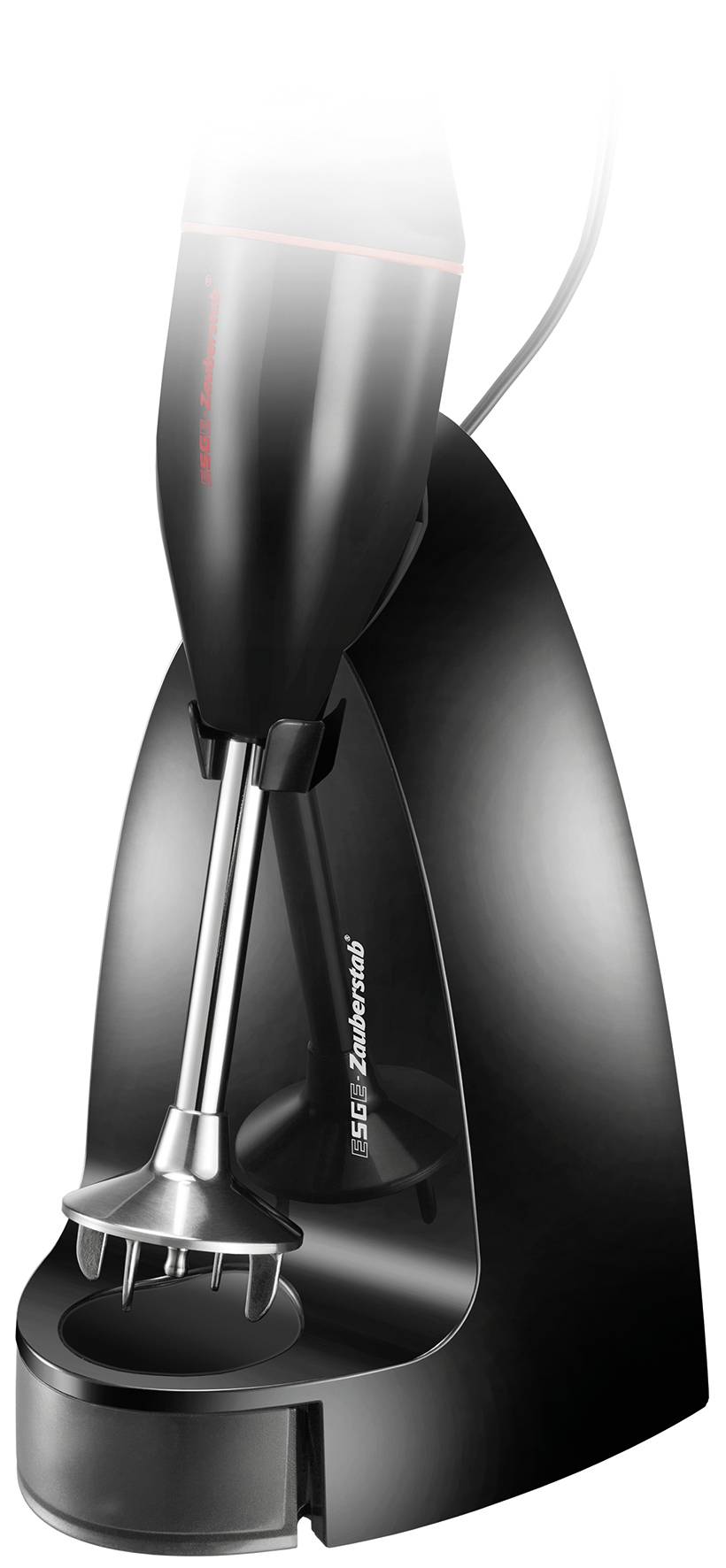Ein schwarzer Stabmixer in einer Ladestation. Der Mixer hat eine Metallklinge und schwarzes Gehäuse. Markenname ist sichtbar.