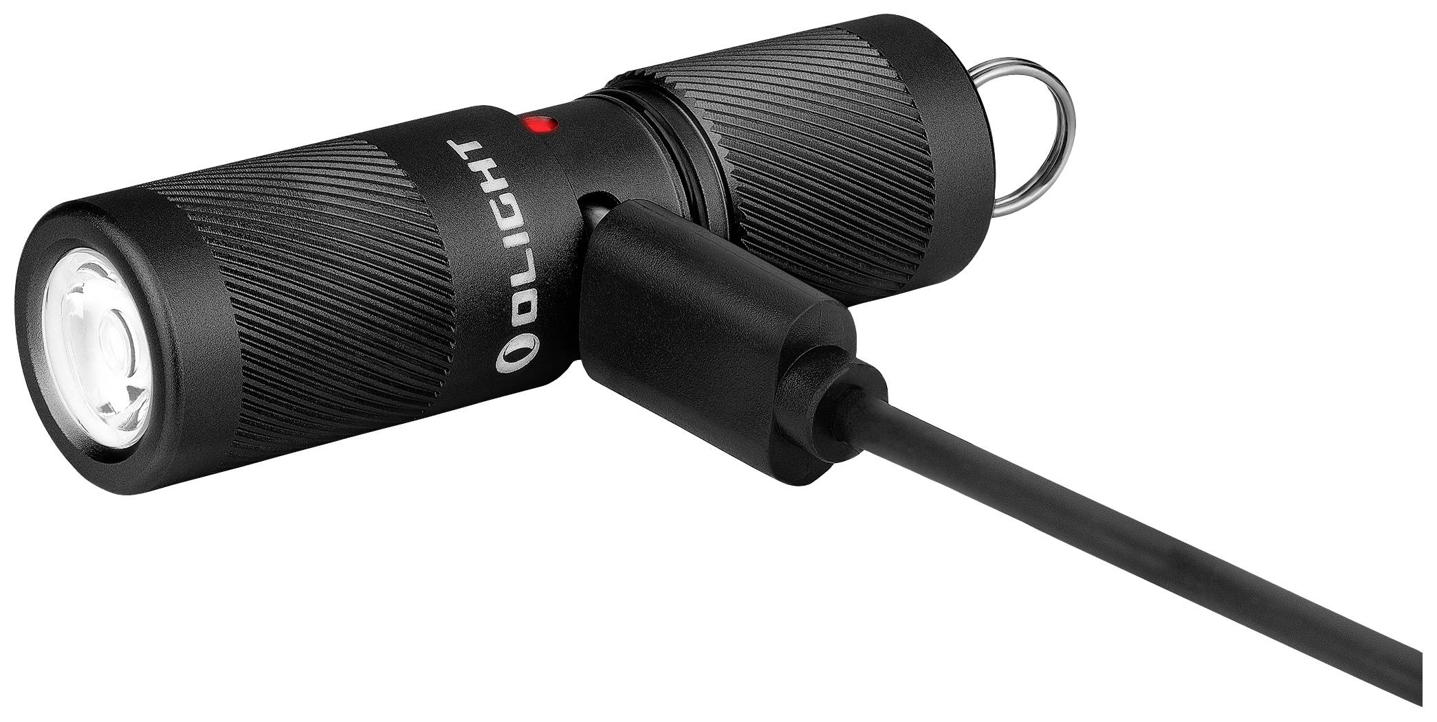 Schwarze LED-Taschenlampe von Olight, seitlich gezeigt, mit angeschlossenem Ladekabel und kleinem roten Ladeanzeige-Licht.