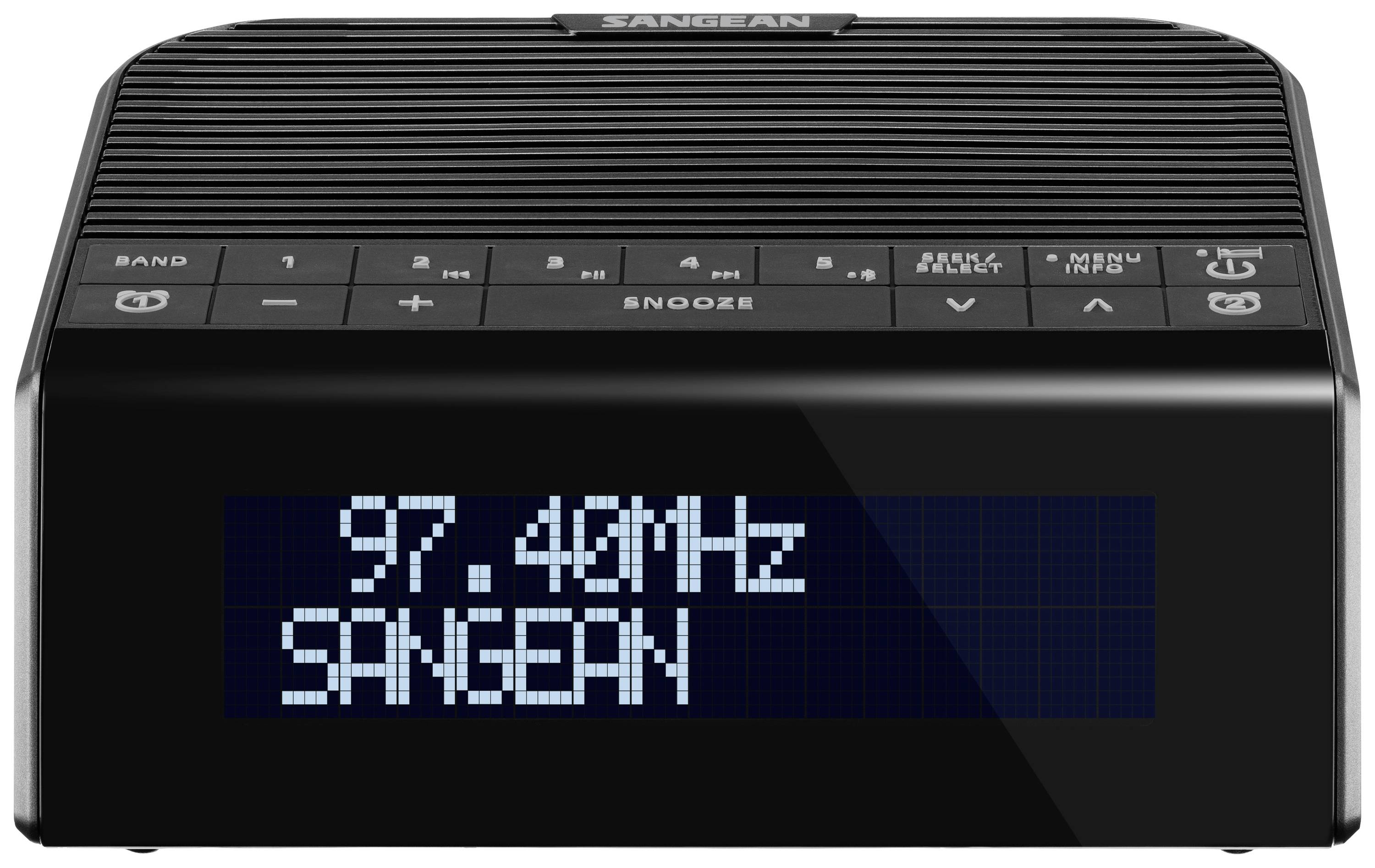 Digitaler Radiowecker mit leuchtendem Display zeigt '97.40 MHz SANGEAN'. Obere Tasten sind für Band, Alarm und Audiosteuerung.
