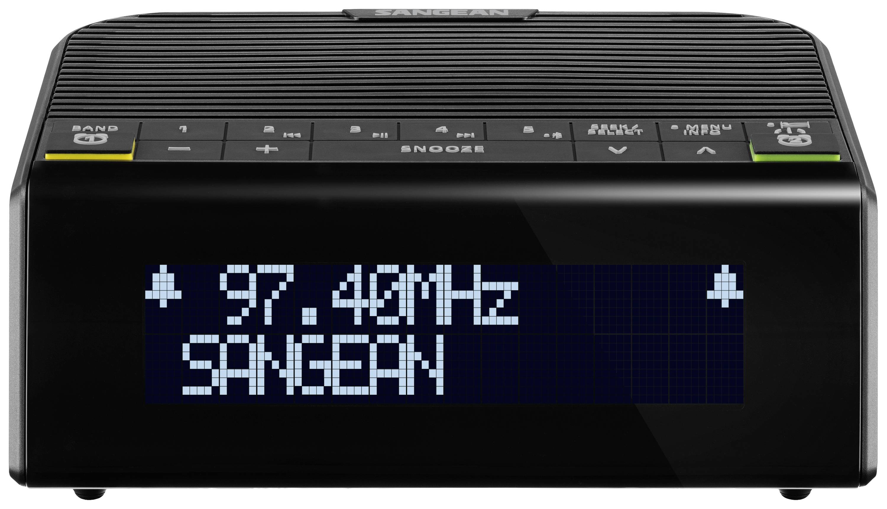 Ein Radiowecker zeigt '97,4 MHz' und den Namen 'Sangean' auf dem Display. Oben befinden sich Tasten für Band, Alarm und Lautstärke.