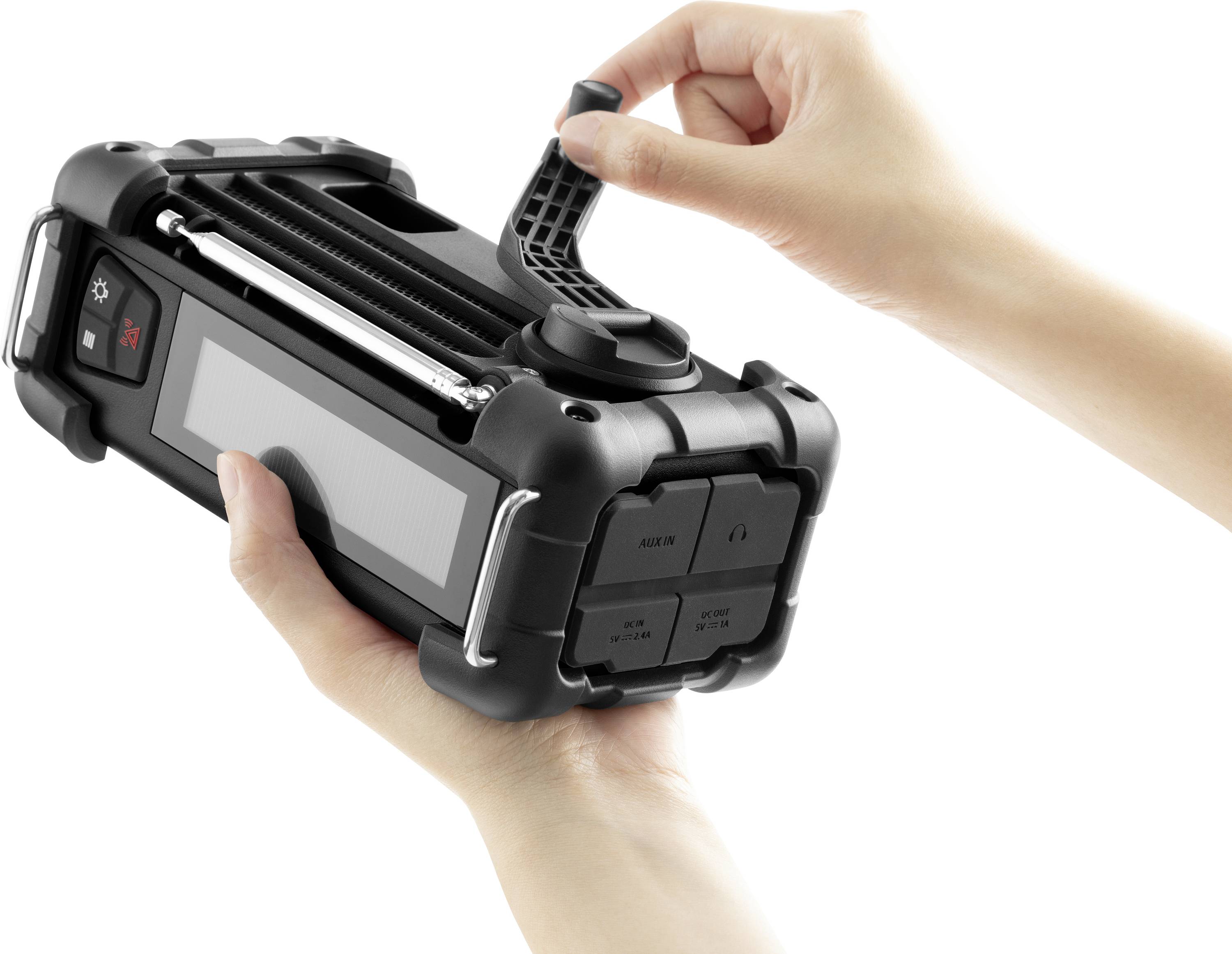 Zwei Hände halten ein tragbares, schwarzes Gerät mit einer Kurbel und einem Display.