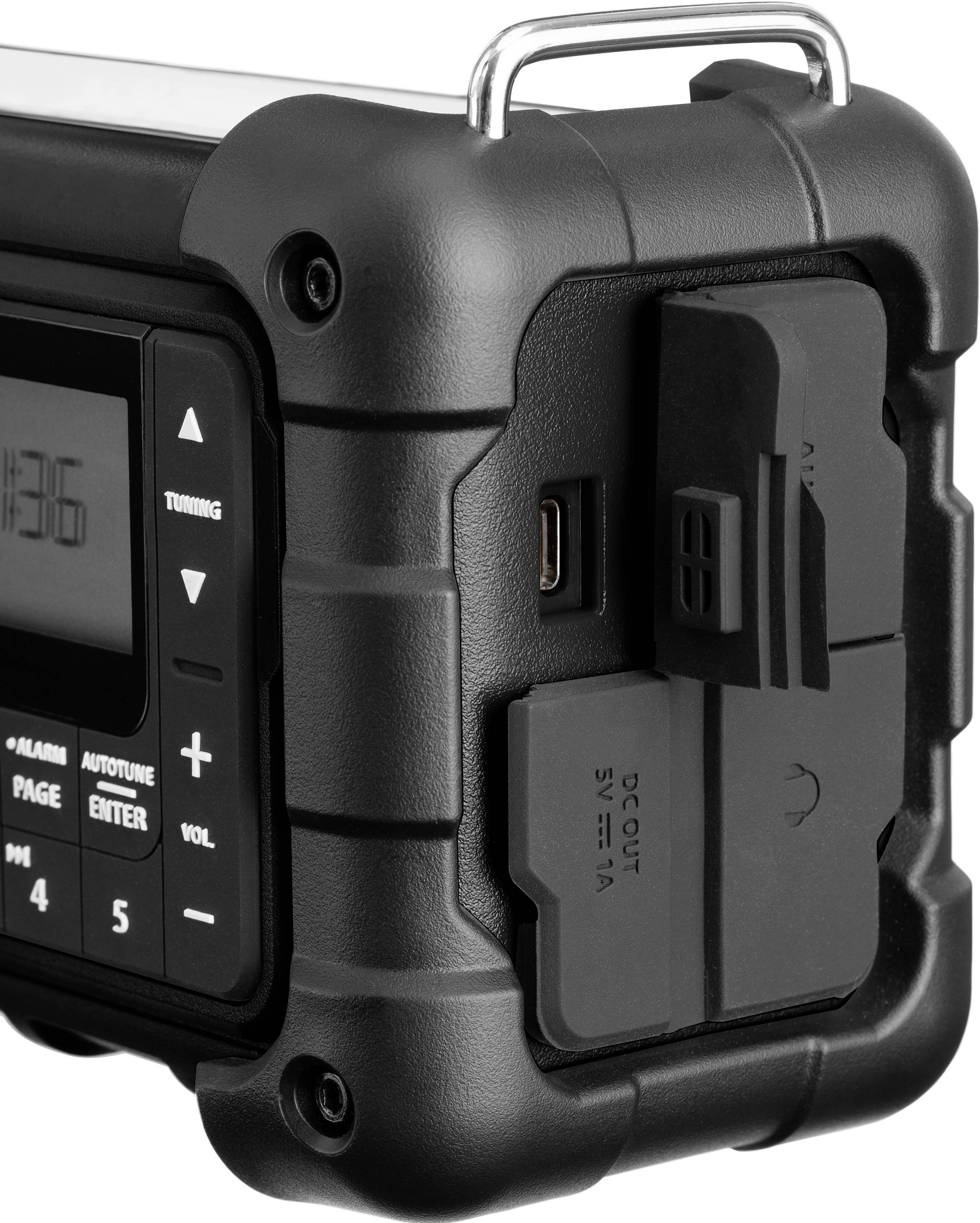 Schwarzes tragbares Radio mit robustem Gehäuse und sichtbarer USB-Anschluss. Bildschirm zeigt Funktionsknöpfe und Lautstärkeregelung.