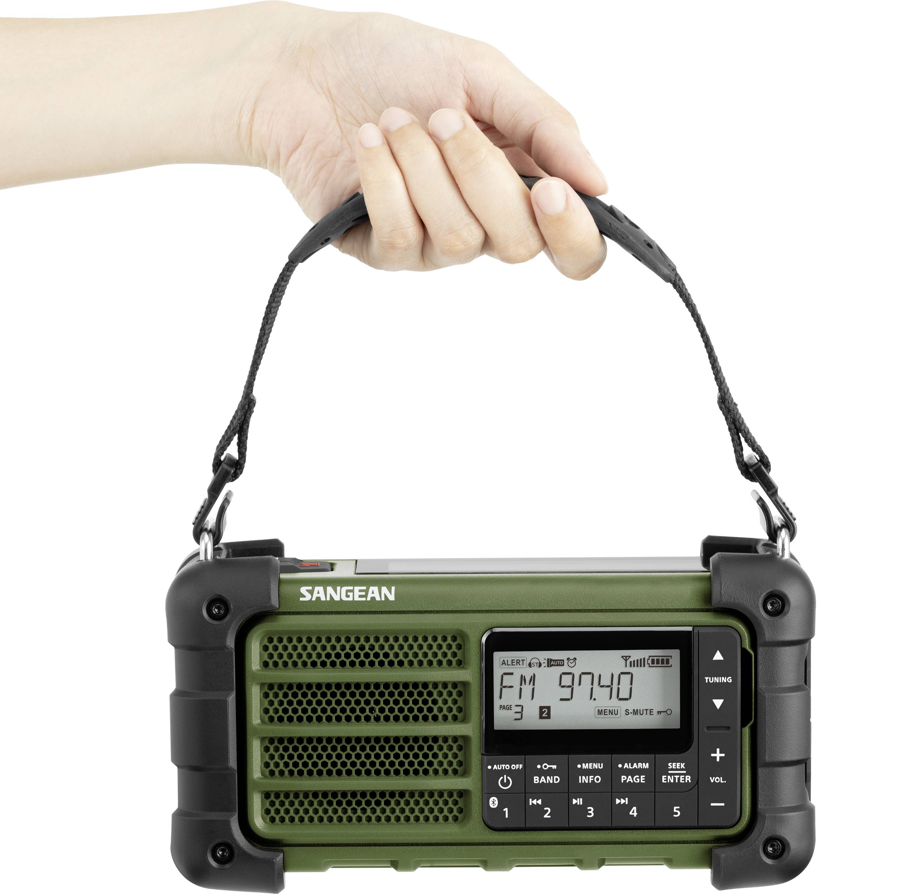 Eine Hand hält ein tragbares, robustes Radio mit einem Display, das auf 'FM 97.40' eingestellt ist.