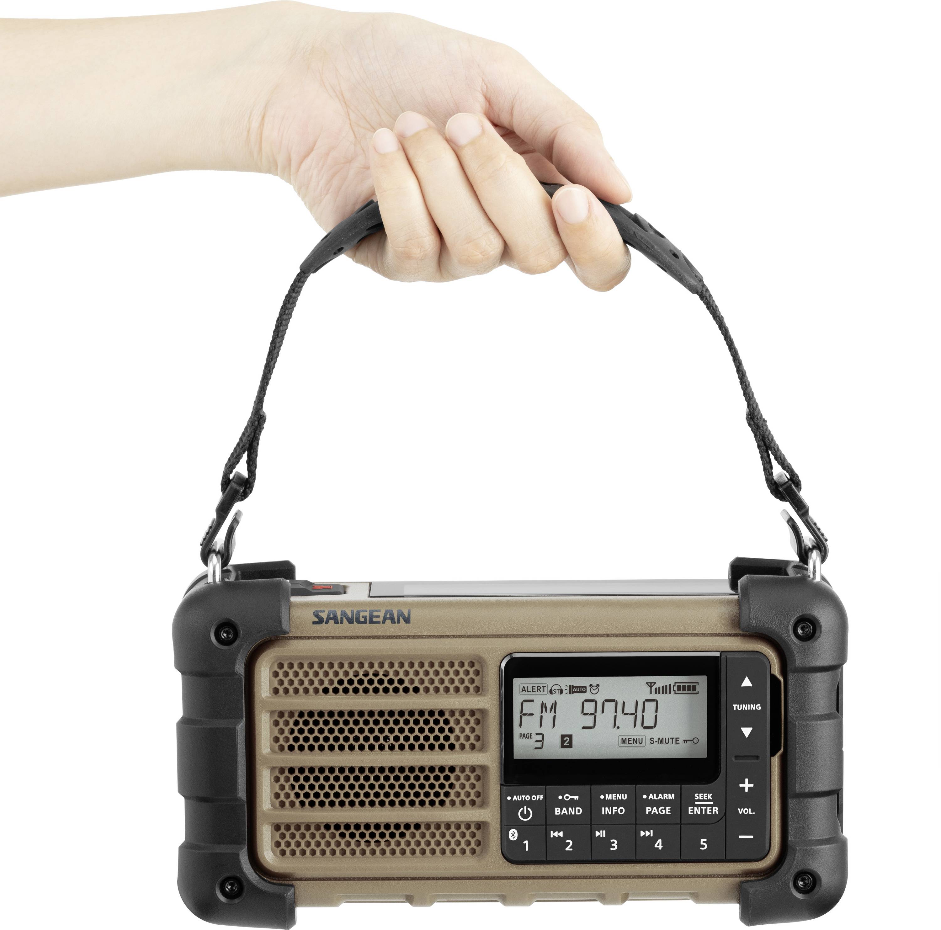 Eine Hand hält ein tragbares Radio mit einem Display, das 'FM 97.40' anzeigt. Das Radio hat Knöpfe zur Bedienung und ein robustes Design.