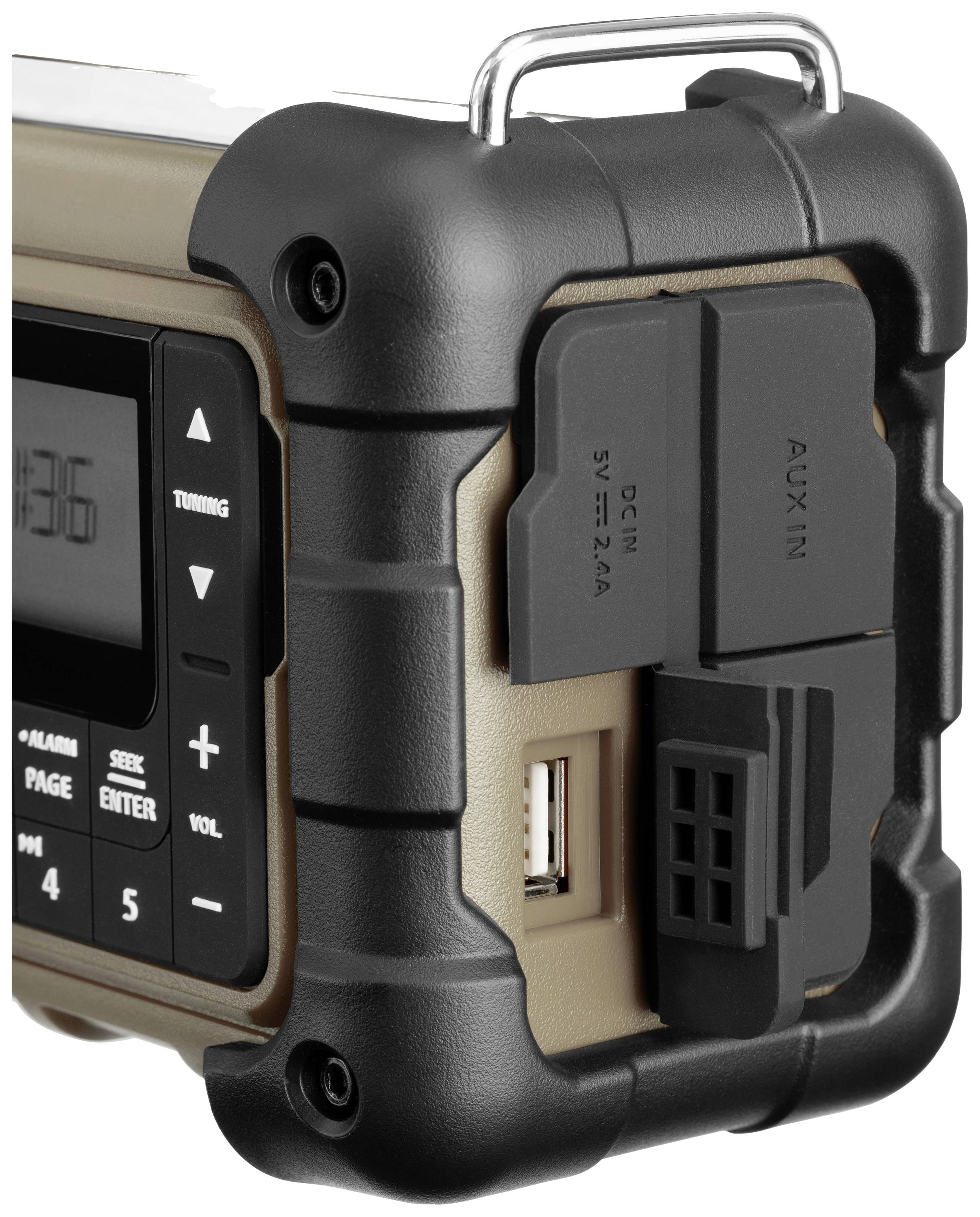 Ein tragbares Radio mit robustem Gehäuse, zeigt Bedienelemente und Anschlüsse, darunter AUX und USB, für Musikübertragung.