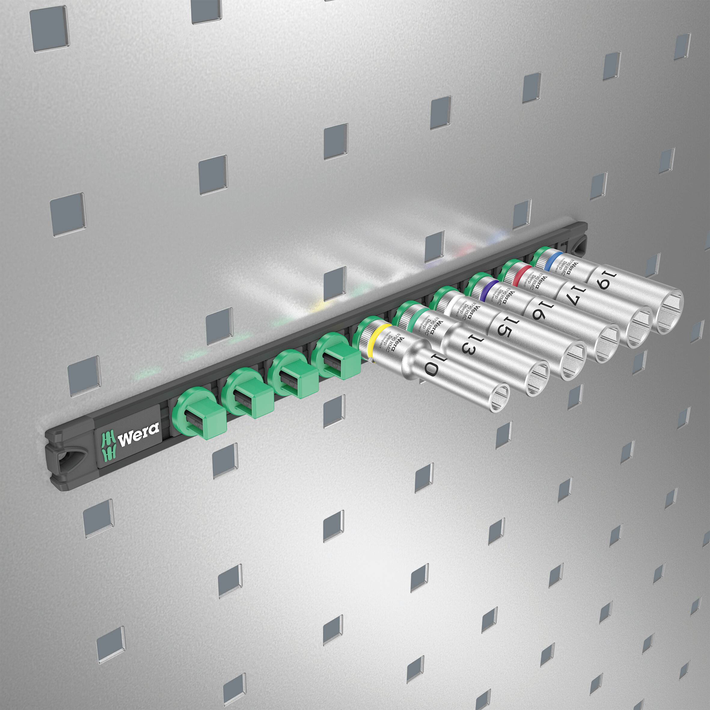 Steckschlüsselhalter mit Stecknüssen verschiedener Größen, an einer perforierten Metallwand befestigt; Markenname 'Wera' sichtbar.