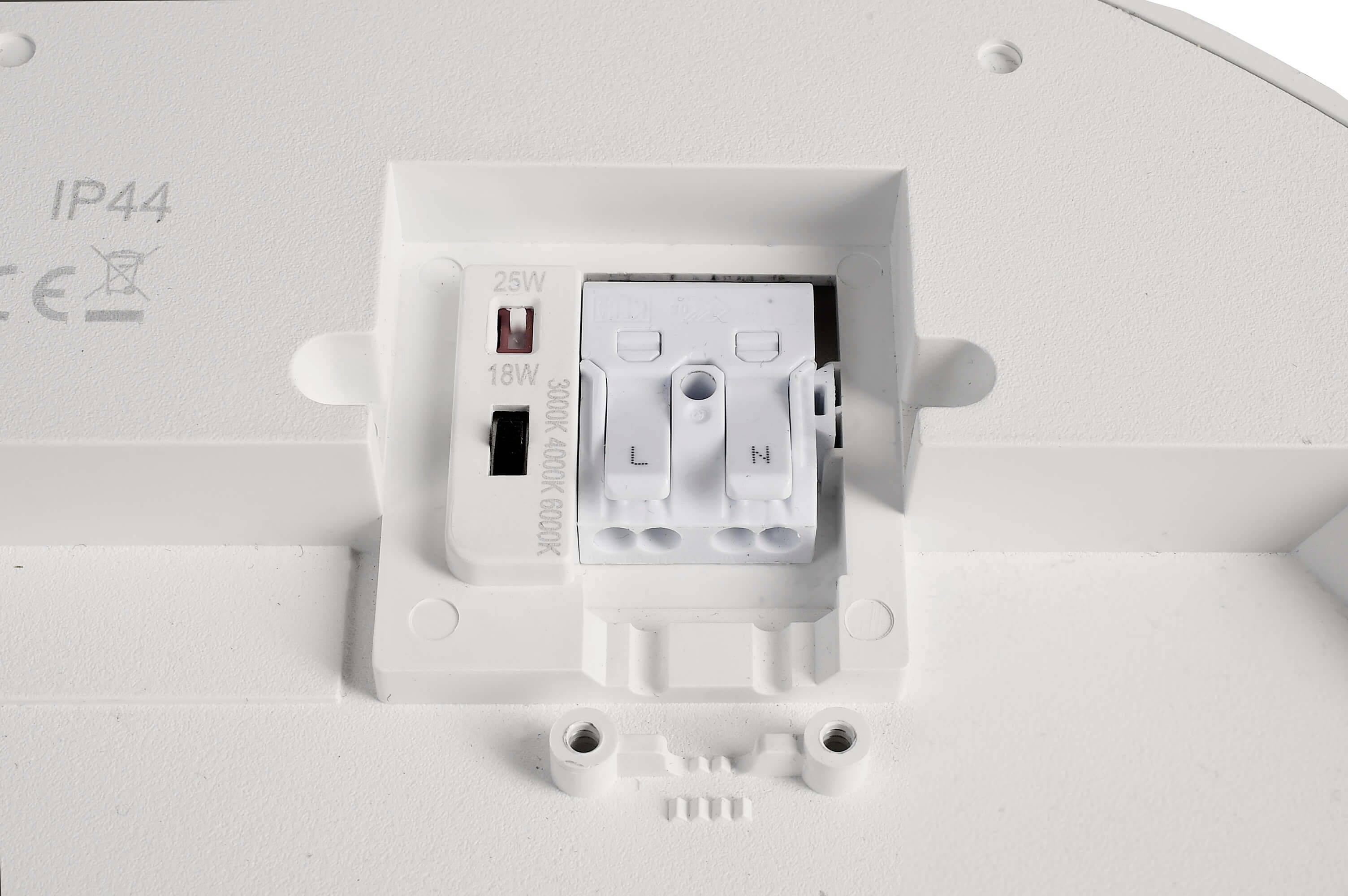 Einbauleuchte mit sichtbarer Anschlussdose, L- und N-Anschlüsse, Schalter für 25W und 18W Leistungseinstellung, IP44-Zertifizierung.