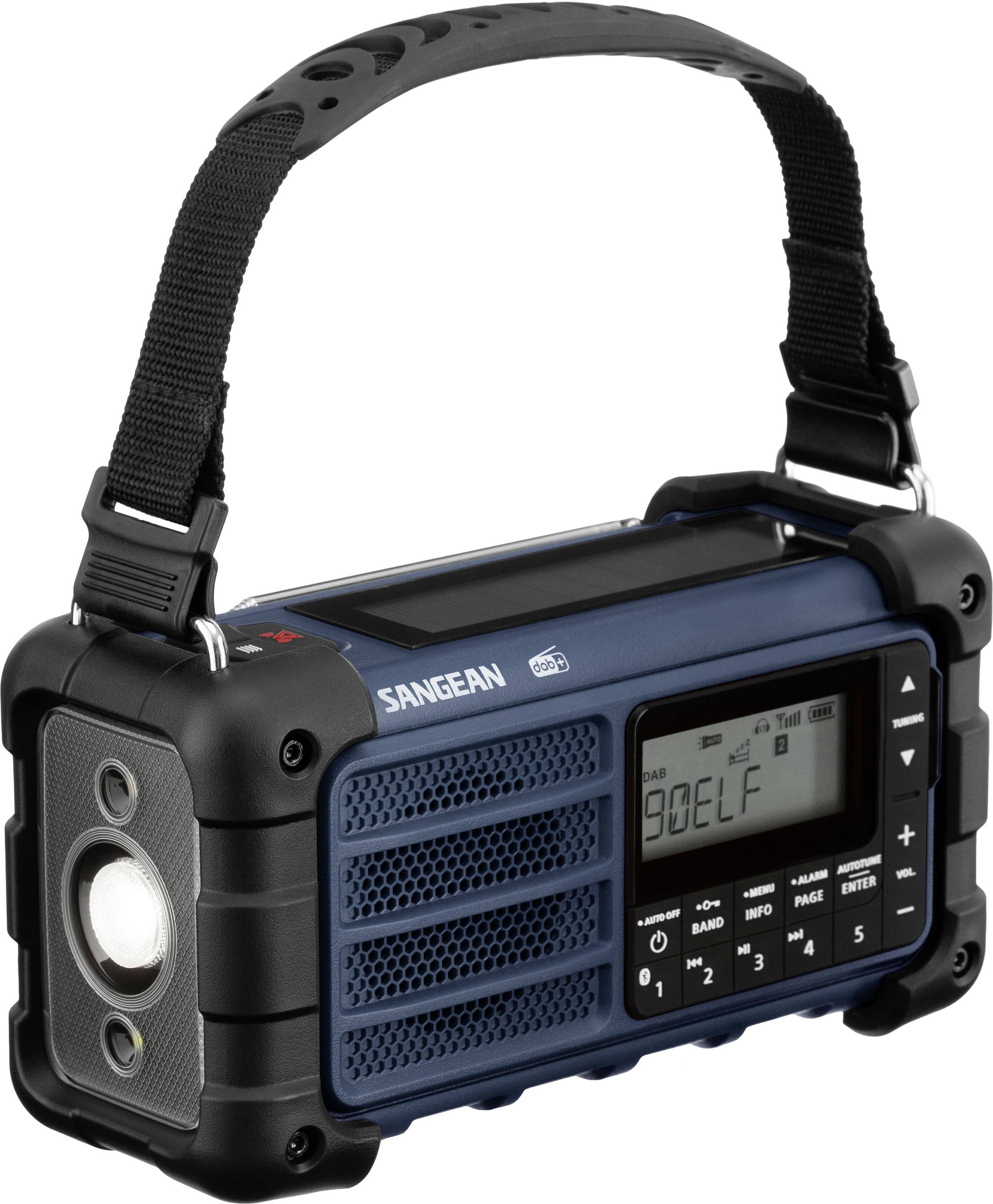 Ein tragbares Radio mit digitalem Display und robustem Design. Es verfügt über eine Schlaufe zum Tragen und diverse Bedientasten.