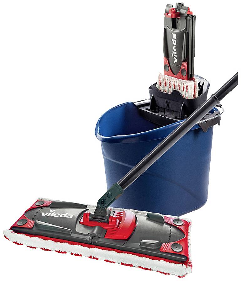 Wischmopp-Set mit rotem und schwarzem Mop und blauem Eimer. Mopp wird im Eimer gereinigt. Markenname 'Vileda' sichtbar.