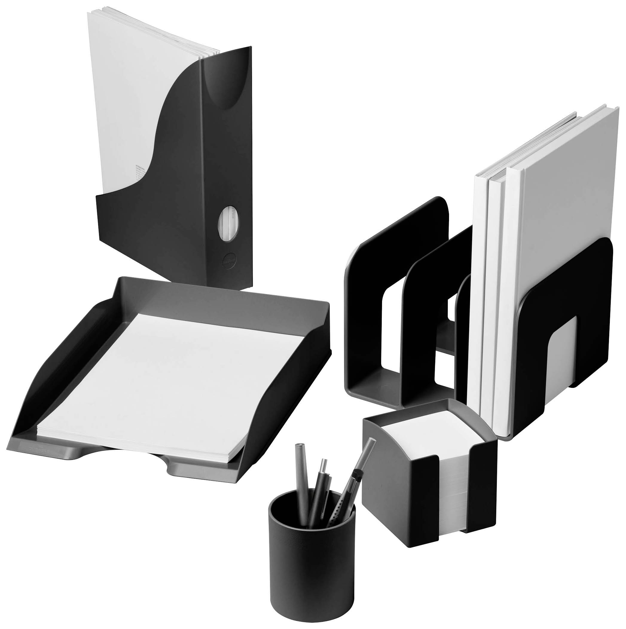 Bürobedarf-Set auf einem Tisch: ein Zeitschriftenhalter, ein Papierablagefach, ein Stiftebecher mit Stiften, ein Notizzettelhalter und ein Buchstützenset.