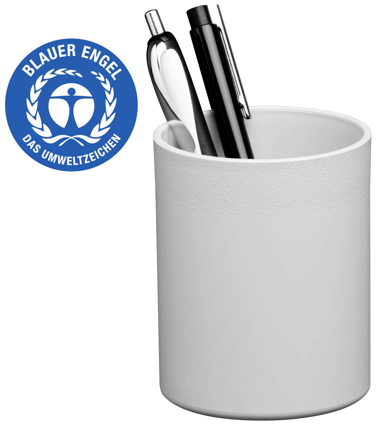 Ein weißer Becher mit zwei Stiften, daneben das Logo 'Blauer Engel', das auf Umweltfreundlichkeit hinweist.