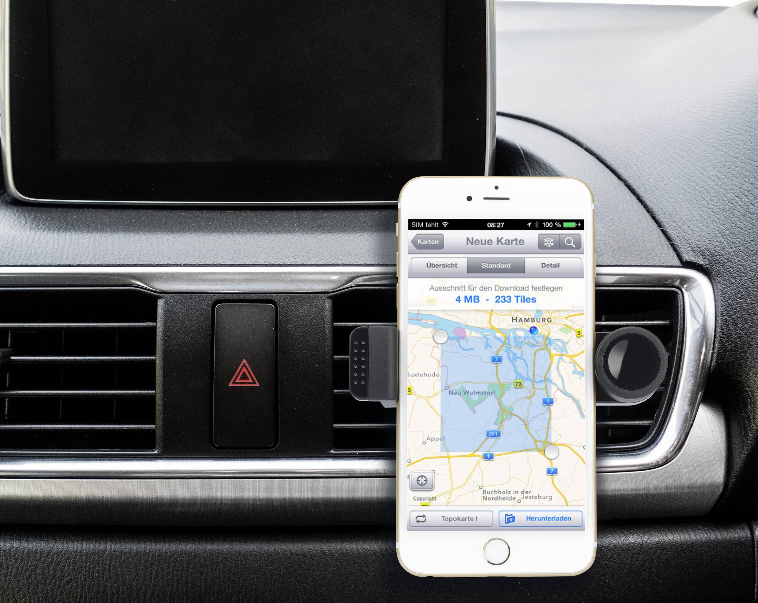 Ein Smartphone zeigt eine Kartenanwendung mit einer Route in Norddeutschland. Es ist in einem Auto platziert, mit Lüftung im Hintergrund.