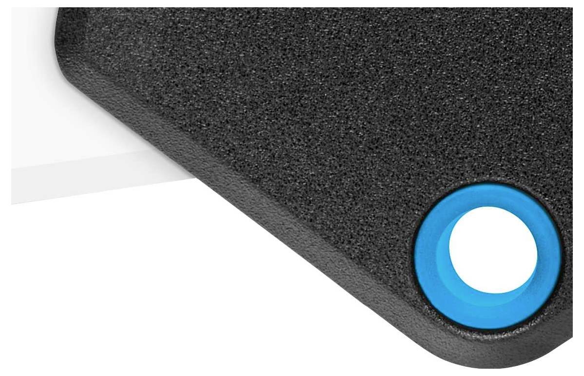 Nahaufnahme einer Ecke eines schwarzen Objekts mit einer blauen Rundung und weißem Innenkreis, wahrscheinlich ein Designelement.