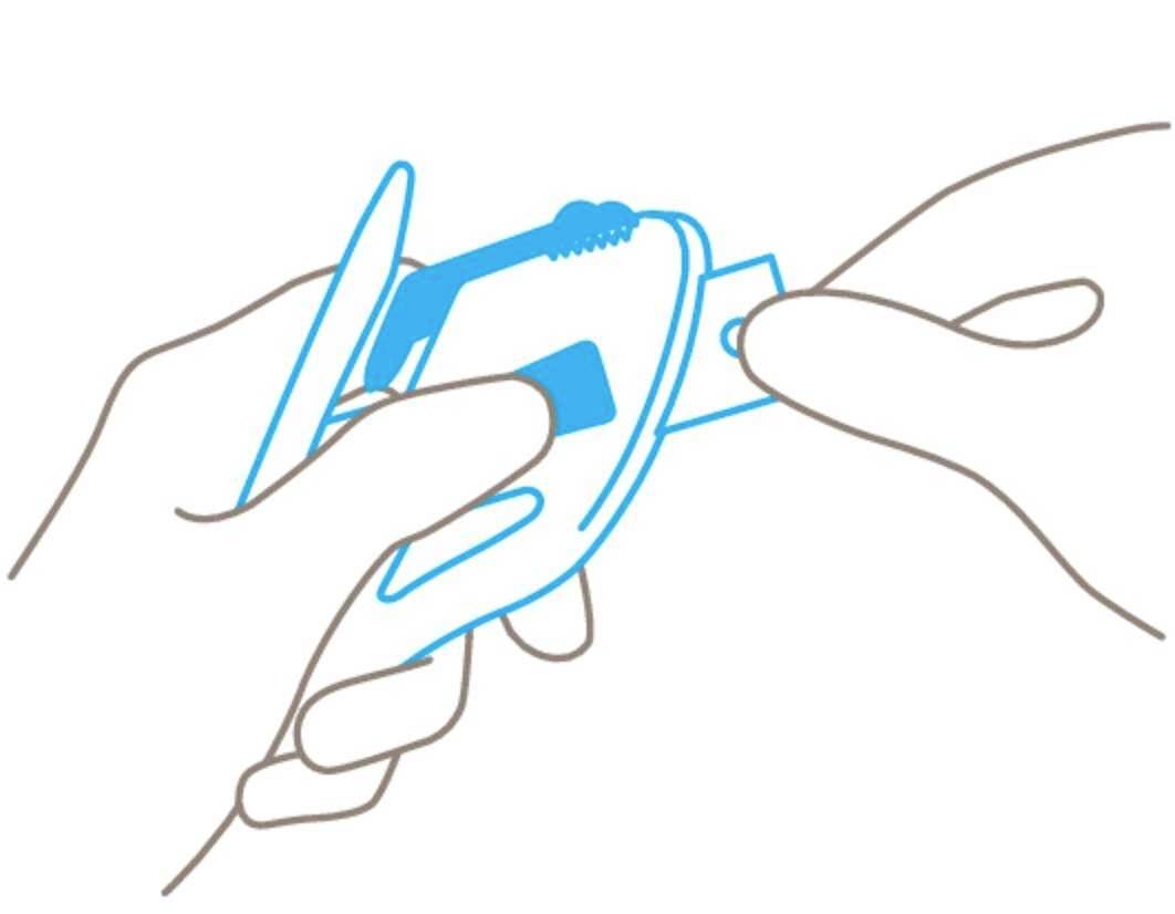 Eine Hand hält ein Blutzuckermessgerät, während die andere Hand einen Teststreifen einfügt.