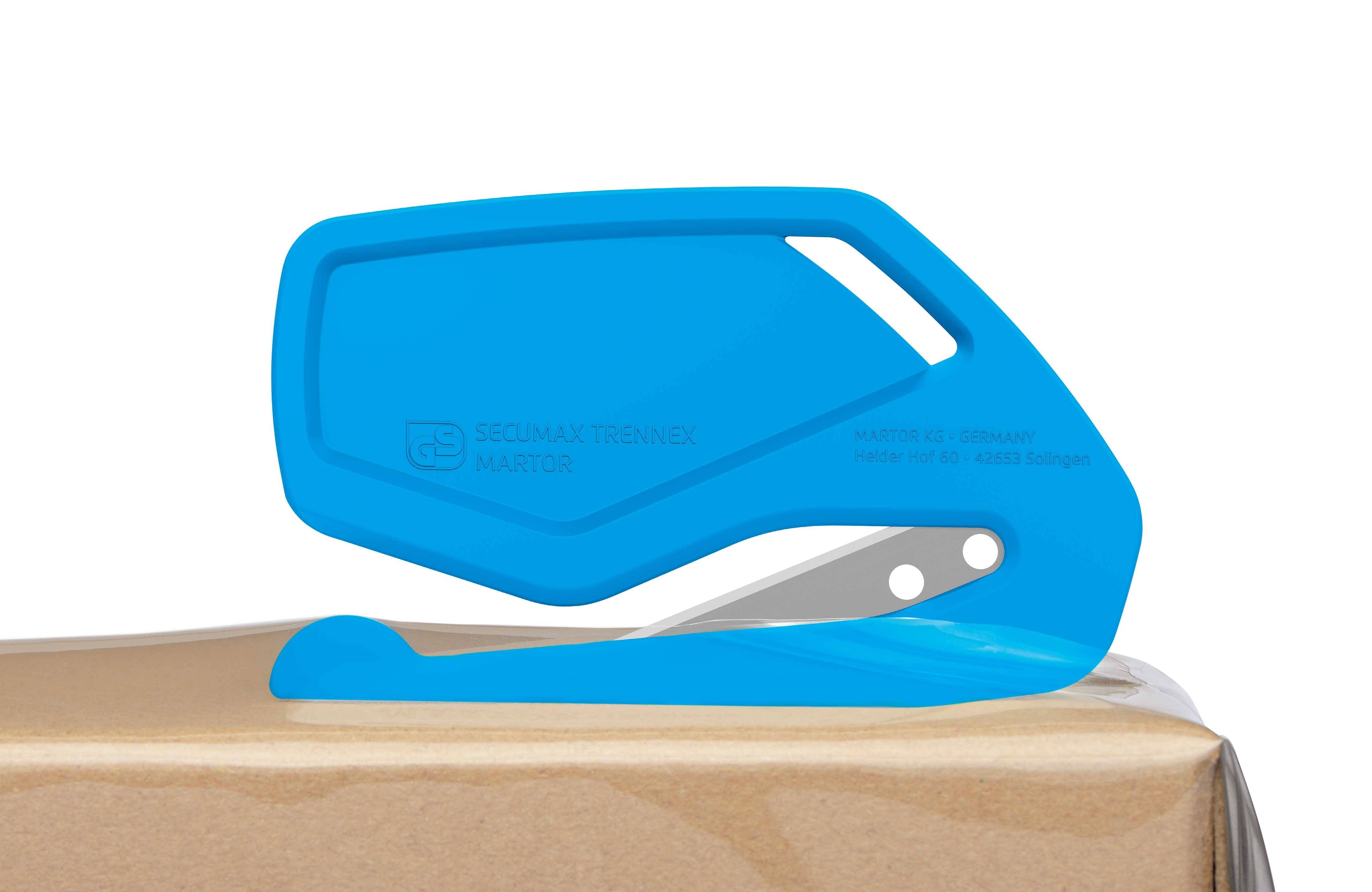 Blauer Sicherheitsmesser mit ergonomischem Griff und eingebauter Klinge schneidet ein Paketband auf einem Karton.