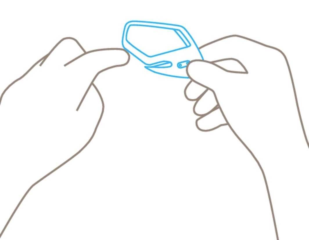 Zwei Hände halten ein Blutzuckermessgerät, ein Finger wird für den Test vorbereitet.