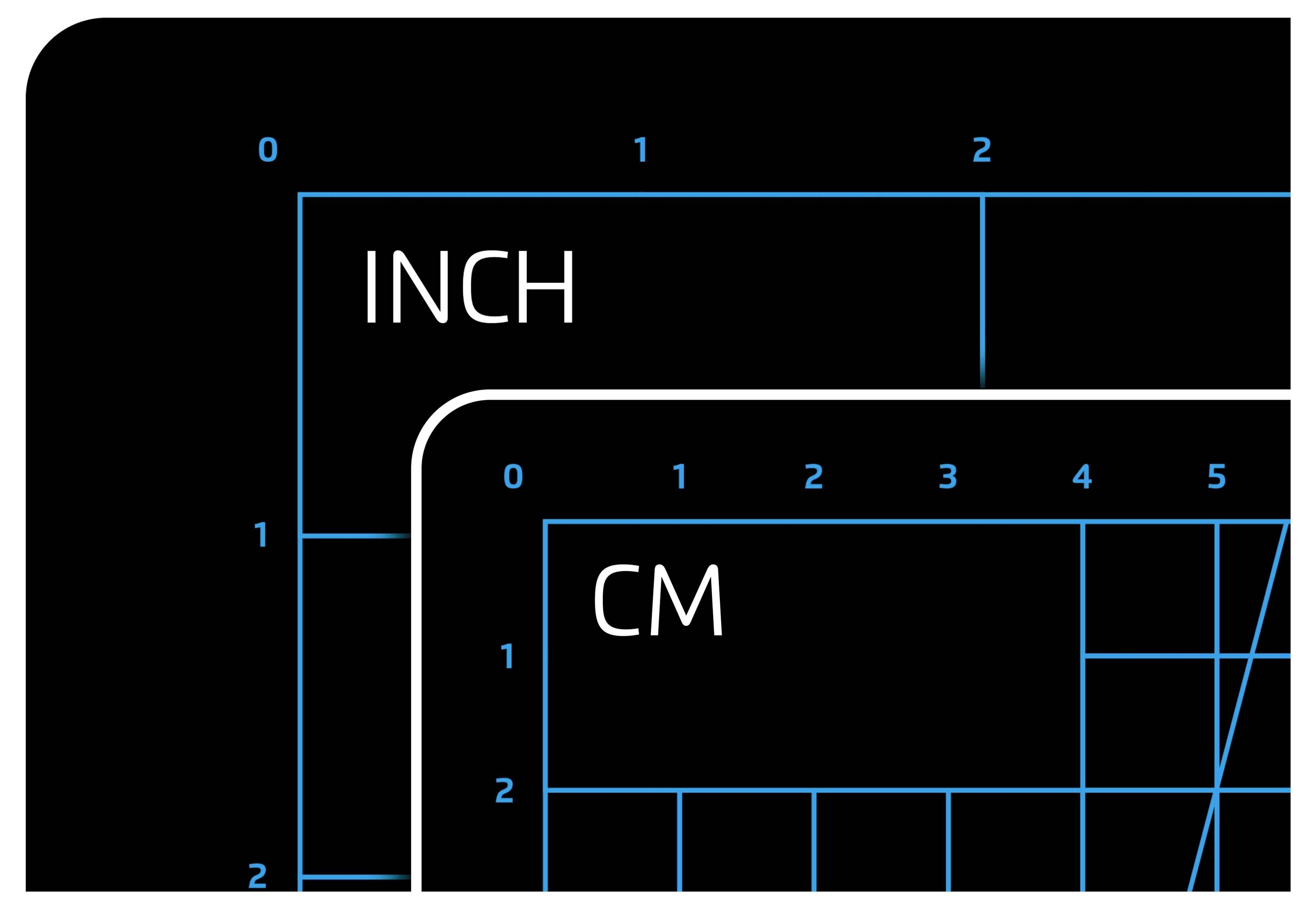 Lineal mit weißen Markierungen, zeigt sowohl Zoll ('INCH') als auch Zentimeter ('CM') Einheiten auf einem schwarzen Hintergrund.