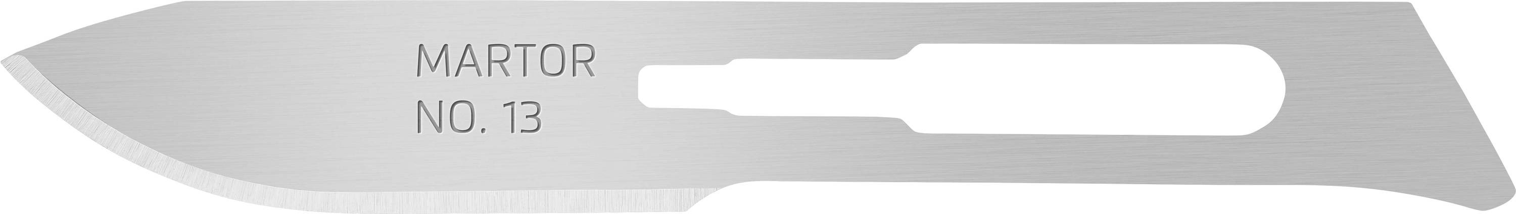 Skalpellklinge aus Metall, geschwungenes Design, Aufschrift 'MARTOR NO. 13'.