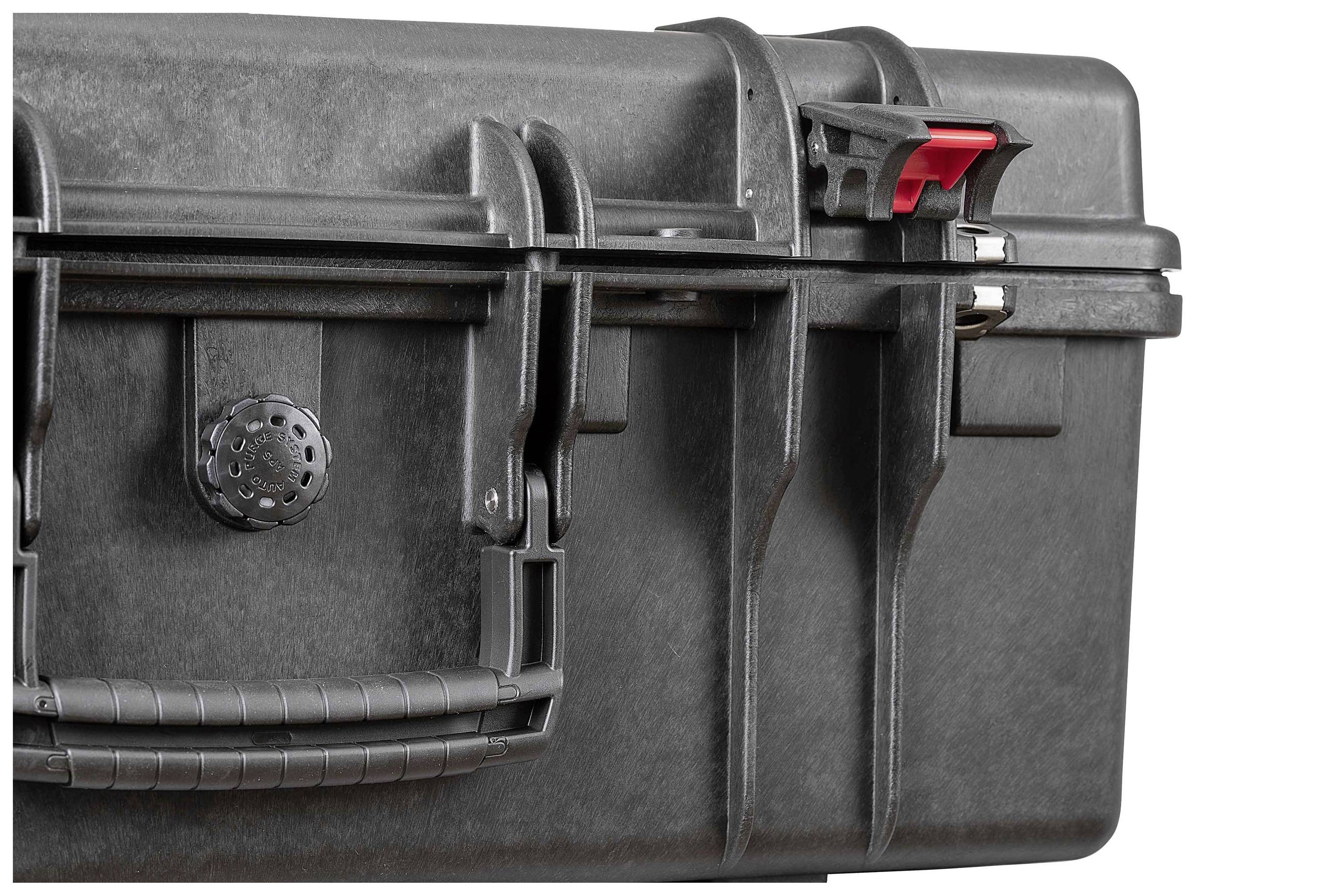 Schwarzer, robuster Transportkoffer mit rotem Verschlussclip, geeignet für den sicheren Transport empfindlicher Ausrüstung.