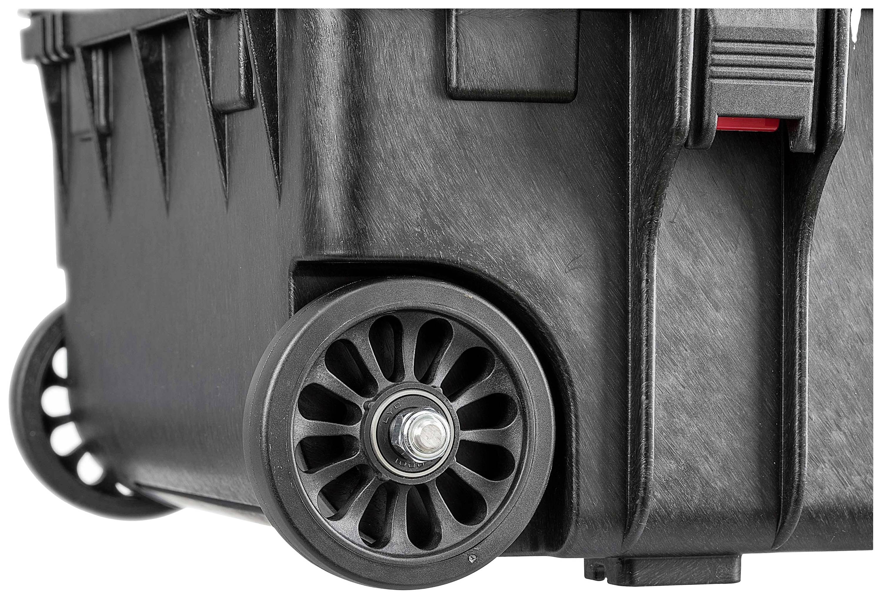 Ein stabiler schwarzer Rollkoffer mit robusten Rädern, geeignet für den Transport schwerer Geräte oder Equipment.