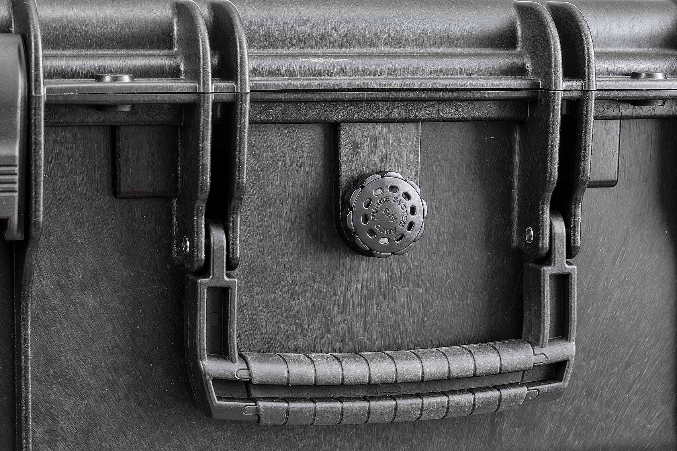 Ein stabiler schwarzer Koffer mit robustem Griff und festem Verschluss. Perfekt für sicheren Transport oder Lagerung.