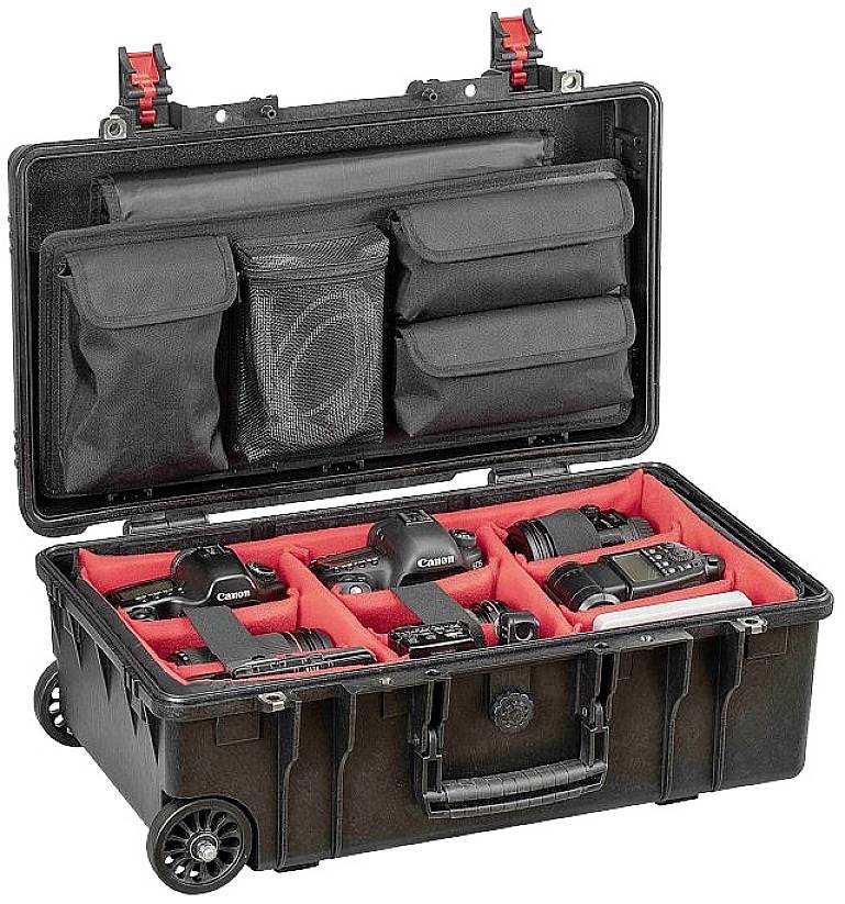 Geöffneter schwarzer Hartschalenkoffer mit rot gefütterten Einteilungen, die mehrere Kameras und Zubehör organisiert halten.