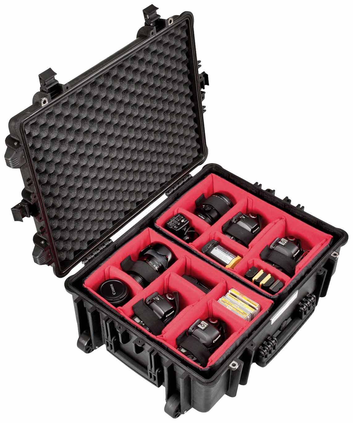 Ein offener schwarzer Hartschalenkoffer mit rotem Innenfutter, in dem mehrere Kameraobjektive und Speicherkarten ordentlich sortiert sind.