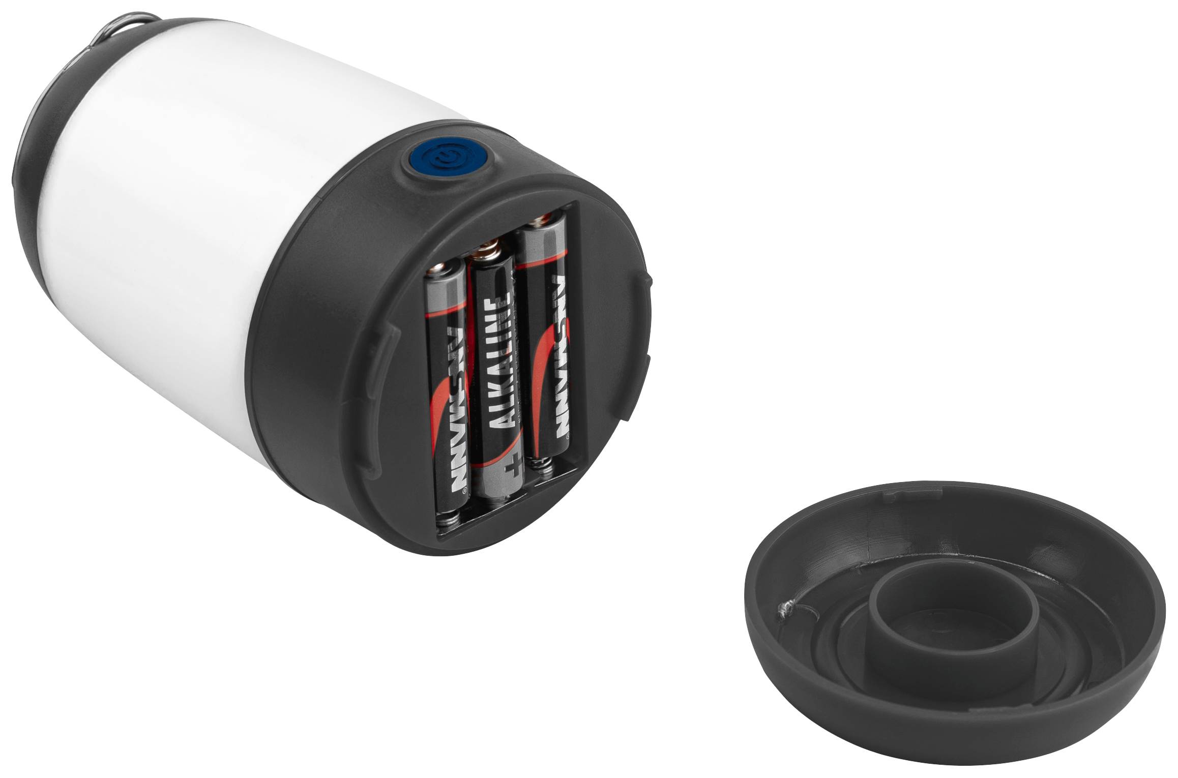 Isolierte Trinkflasche mit abgenommenem Deckel, zeigt das Batteriefach. Drei AA-Batterien eingelegt, deutet auf elektrische Funktion hin.