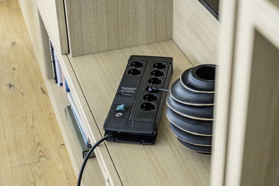 Brennenstuhl 1256000678 Überspannungsschutz-Steckdosenleiste Schwarz Schutzkontakt 1St.