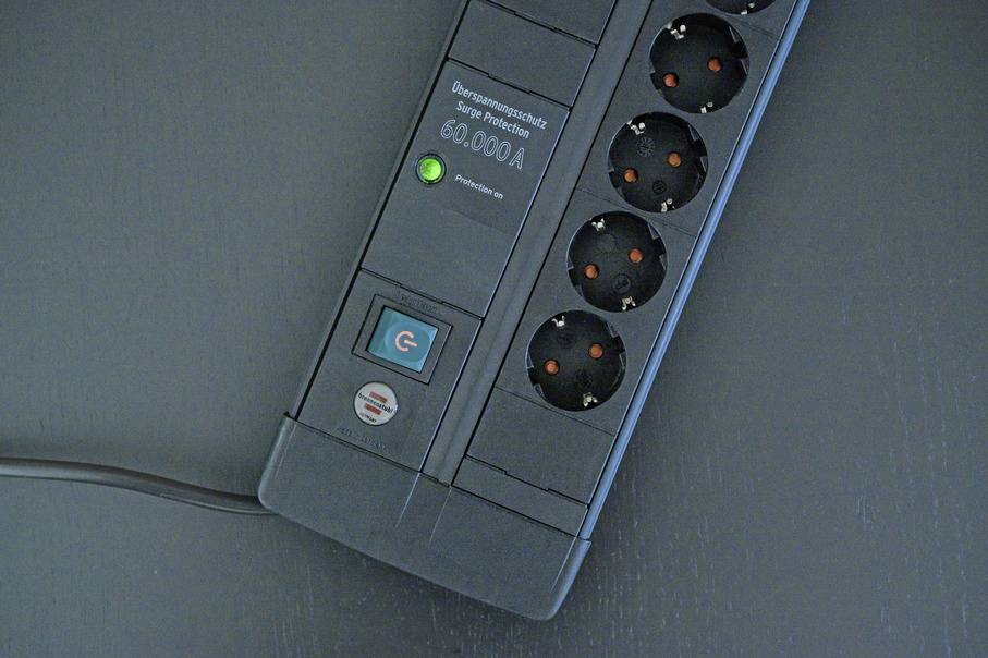 Brennenstuhl 1256000678 Überspannungsschutz-Steckdosenleiste Schwarz Schutzkontakt 1 St.