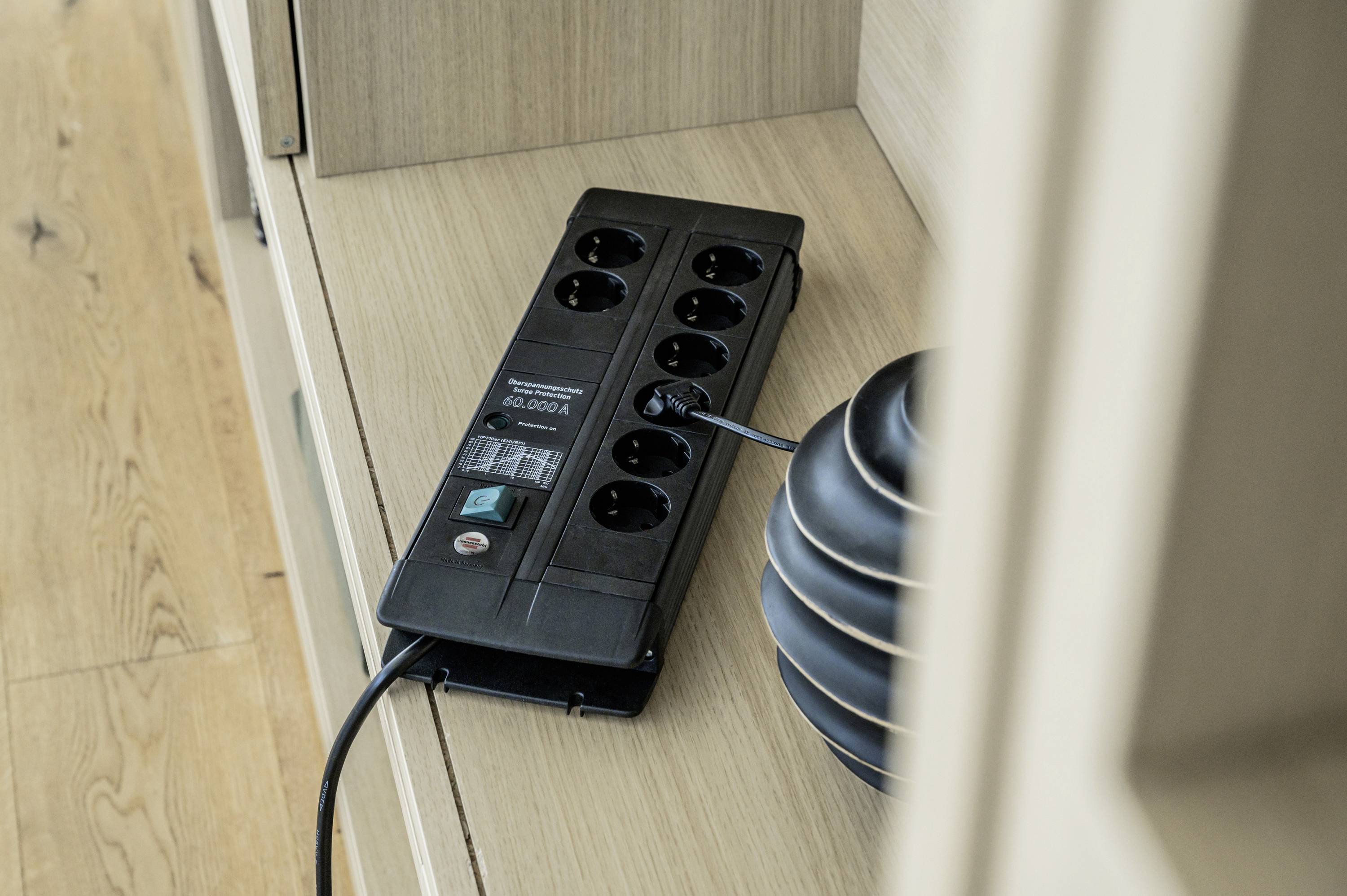 Brennenstuhl 1256000698 Überspannungsschutz-Steckdosenleiste Schwarz Schutzkontakt 1St.