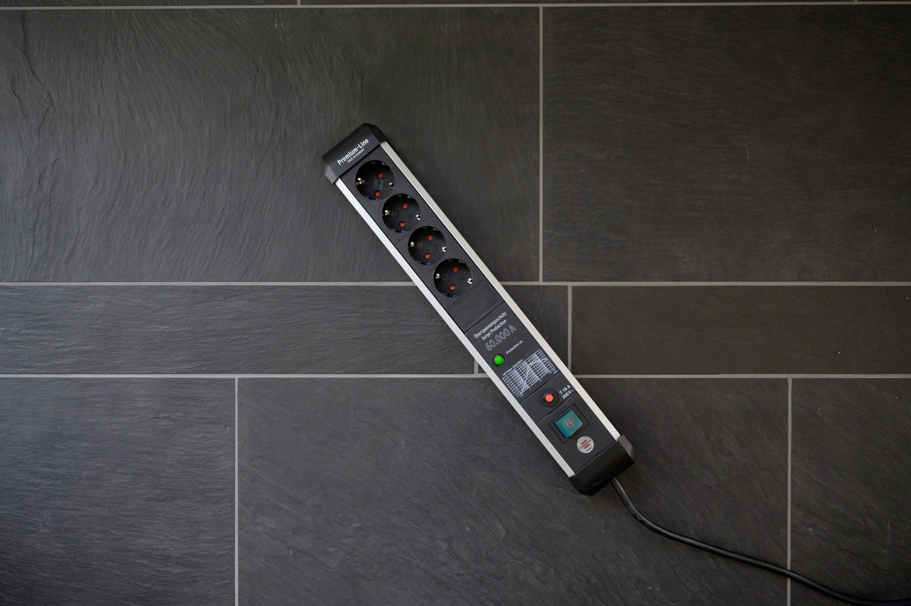 Brennenstuhl 1391010400 Überspannungsschutz-Steckdosenleiste Aluminium (eloxiert), Schwarz Schutzkontakt 1 St.